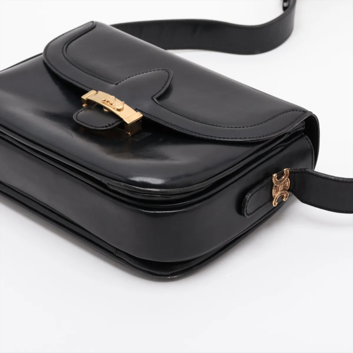 leather shoulder bag with carriage hardware, black. — view 3