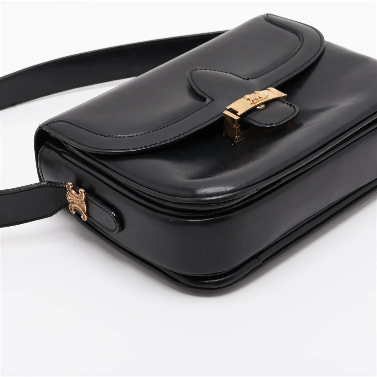 leather shoulder bag with carriage hardware, black. — view 4