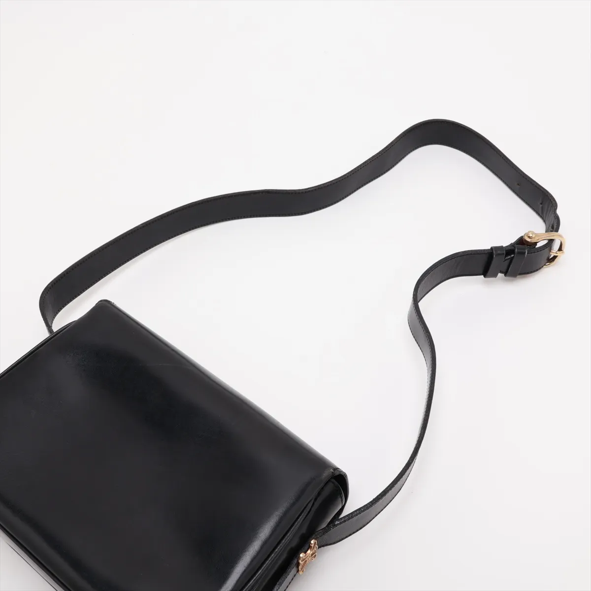 leather shoulder bag with carriage hardware, black. — view 5