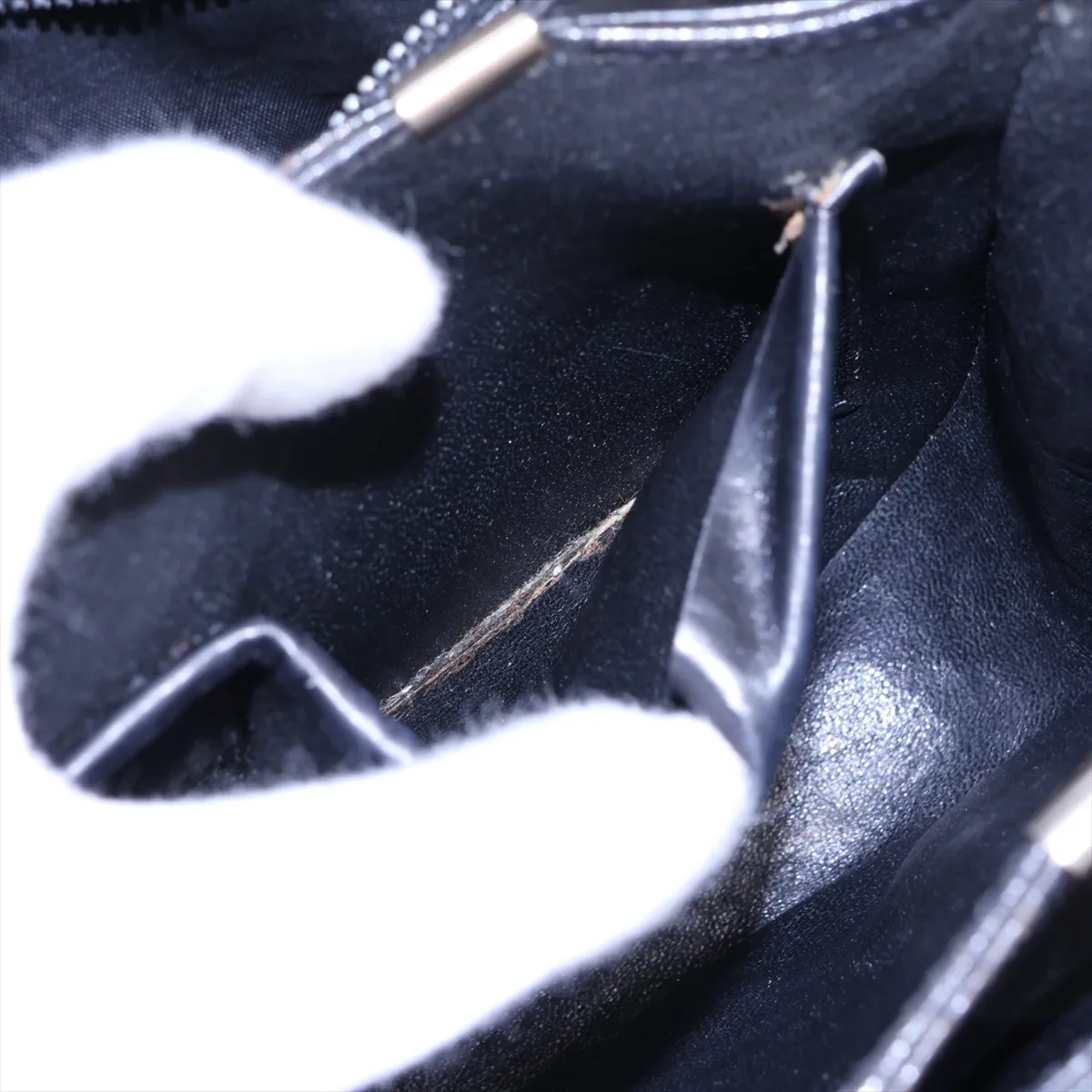 leather shoulder bag with carriage hardware, black. — view 10