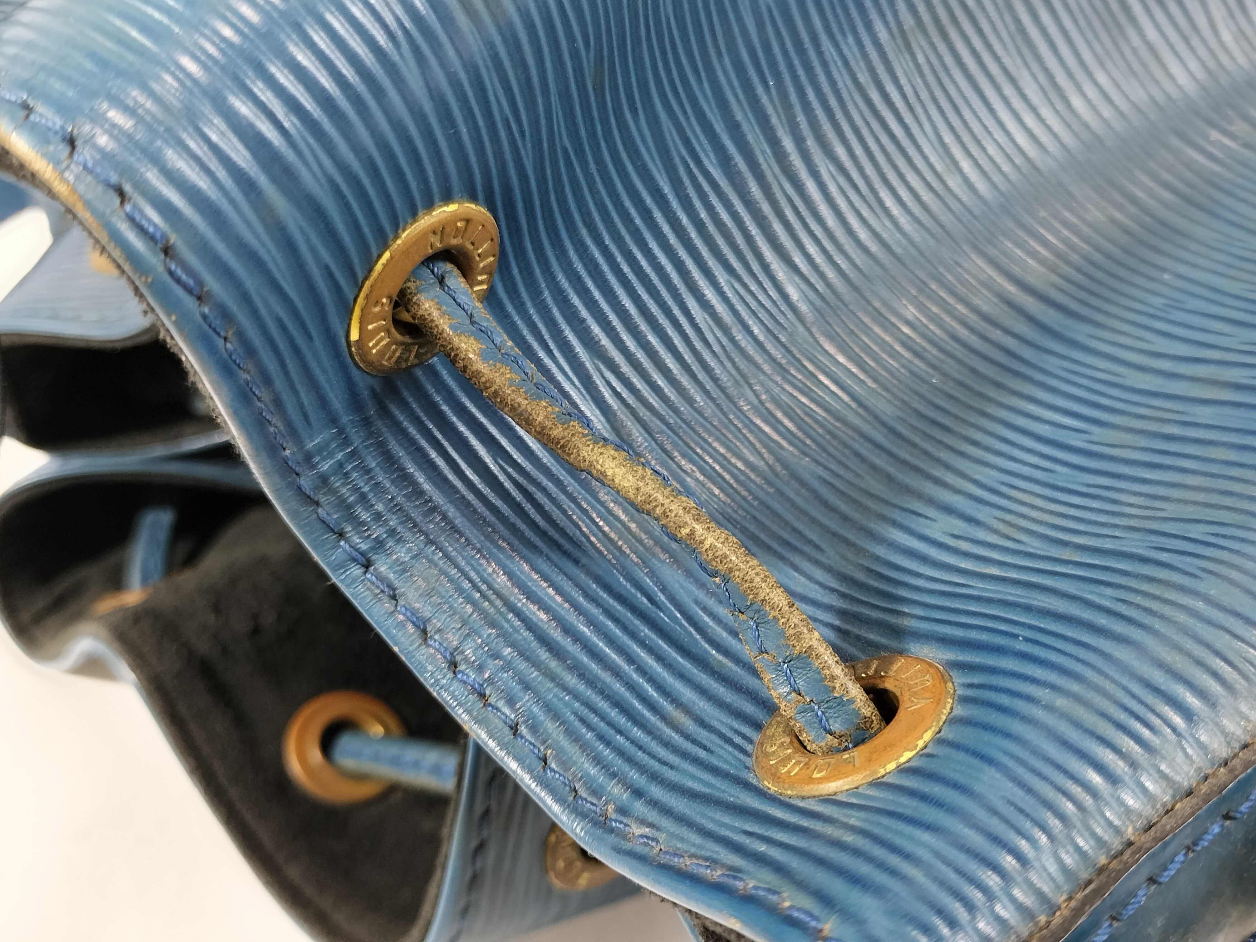 Epi Noe Blue Shoulder Bag — view 12