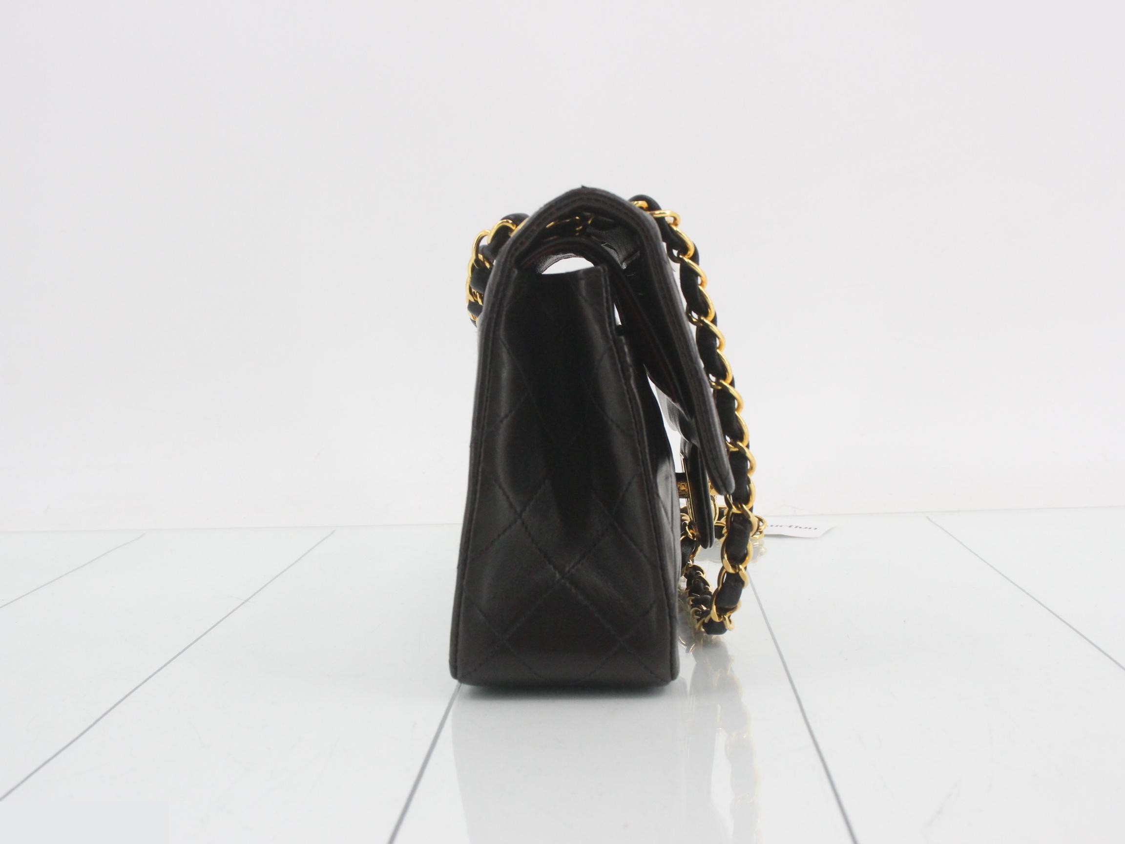 Matelassé (bag) - Chain shoulder bag, lambskin, turn-lock closure — view 4