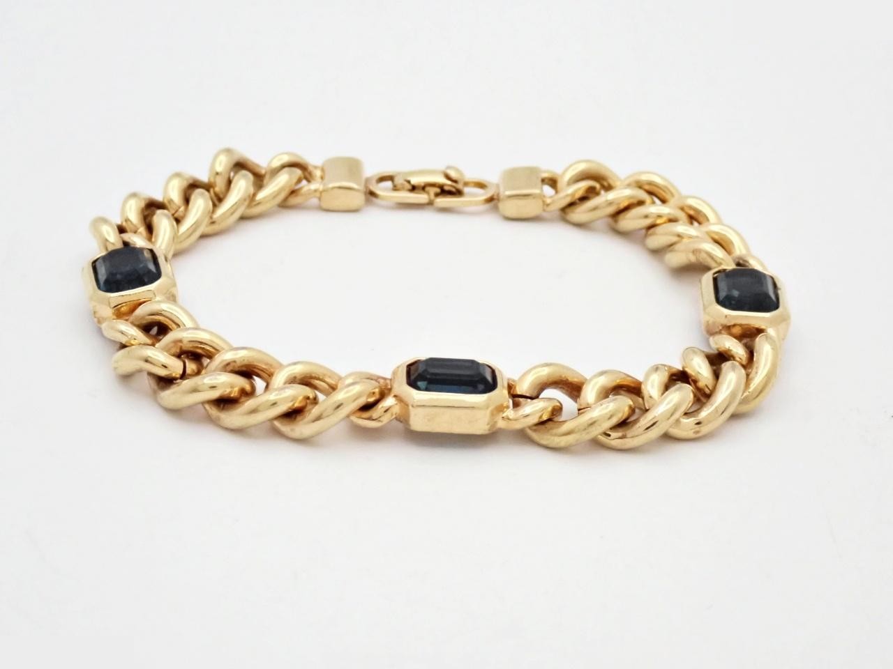 Other items: Precious metal bracelets and bangles (metal), wrist circumference approximately 17cm.