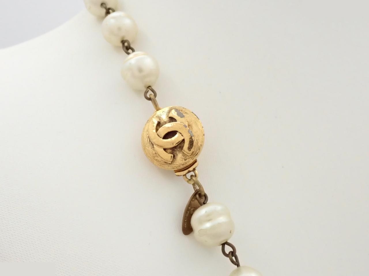 Pearl necklace with Coco Chanel logo, gold finish, approximately 90cm in length. — view 2