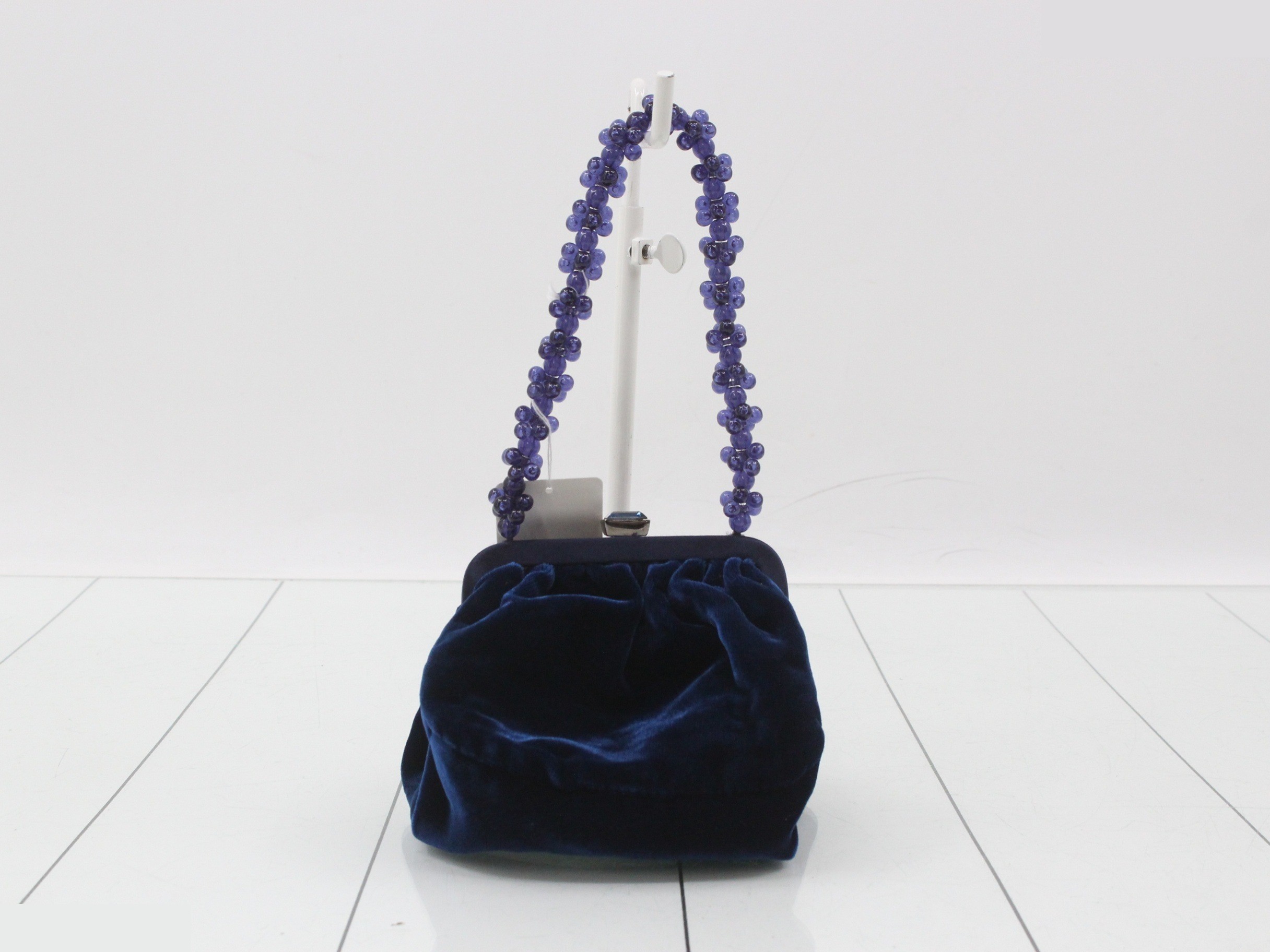 Clasp-closure handbag — view 2