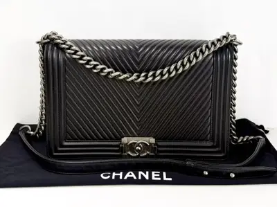 Black Chevron Boy Shoulder Bag, W28cm (approx.), serial number in the 20s, with dust bag and seal. Vintage silver hardware. Item number 20016699.