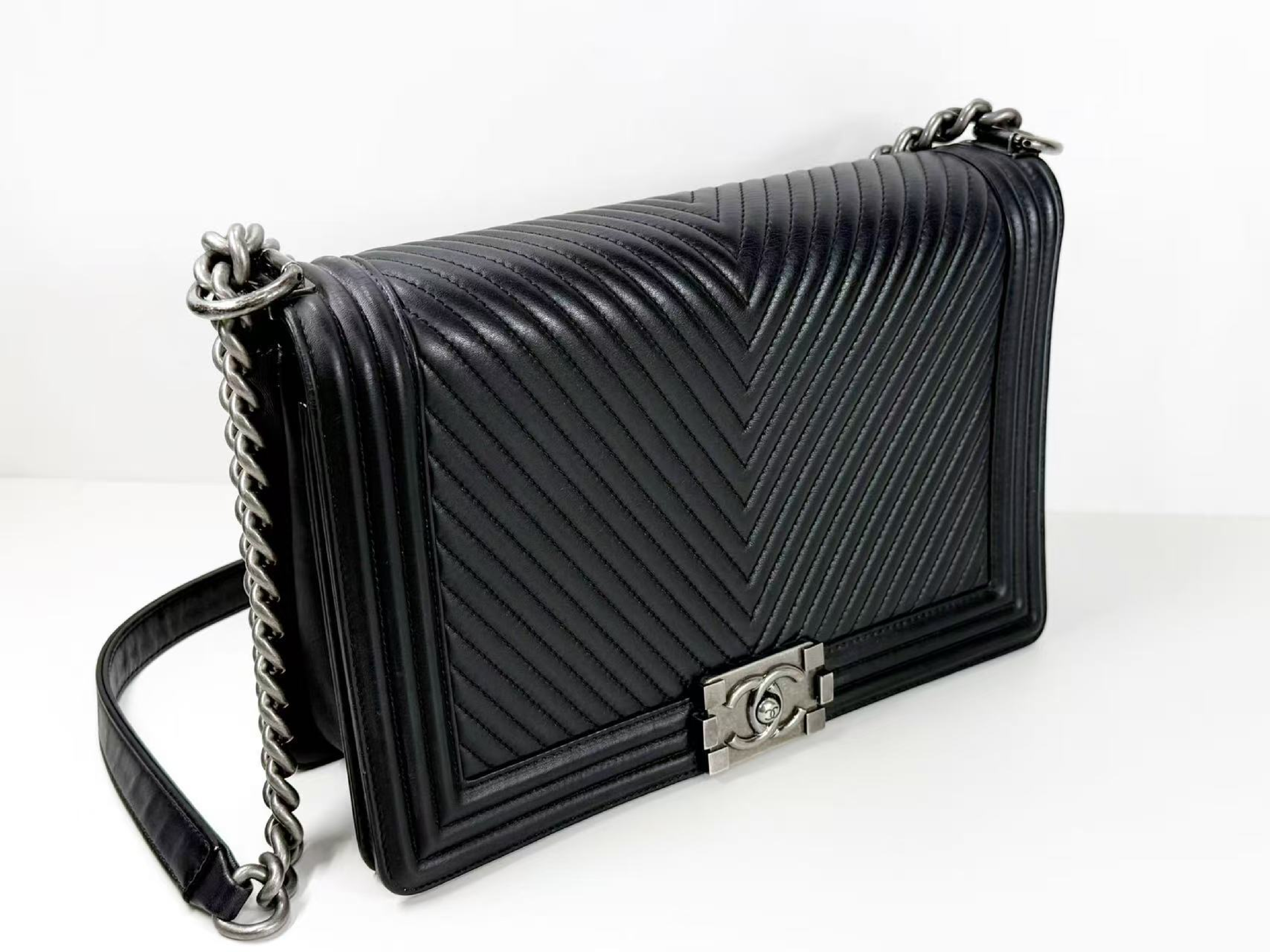 Black Chevron Boy Shoulder Bag, W28cm (approx.), serial number in the 20s, with dust bag and seal. Vintage silver hardware. Item number 20016699. — view 2