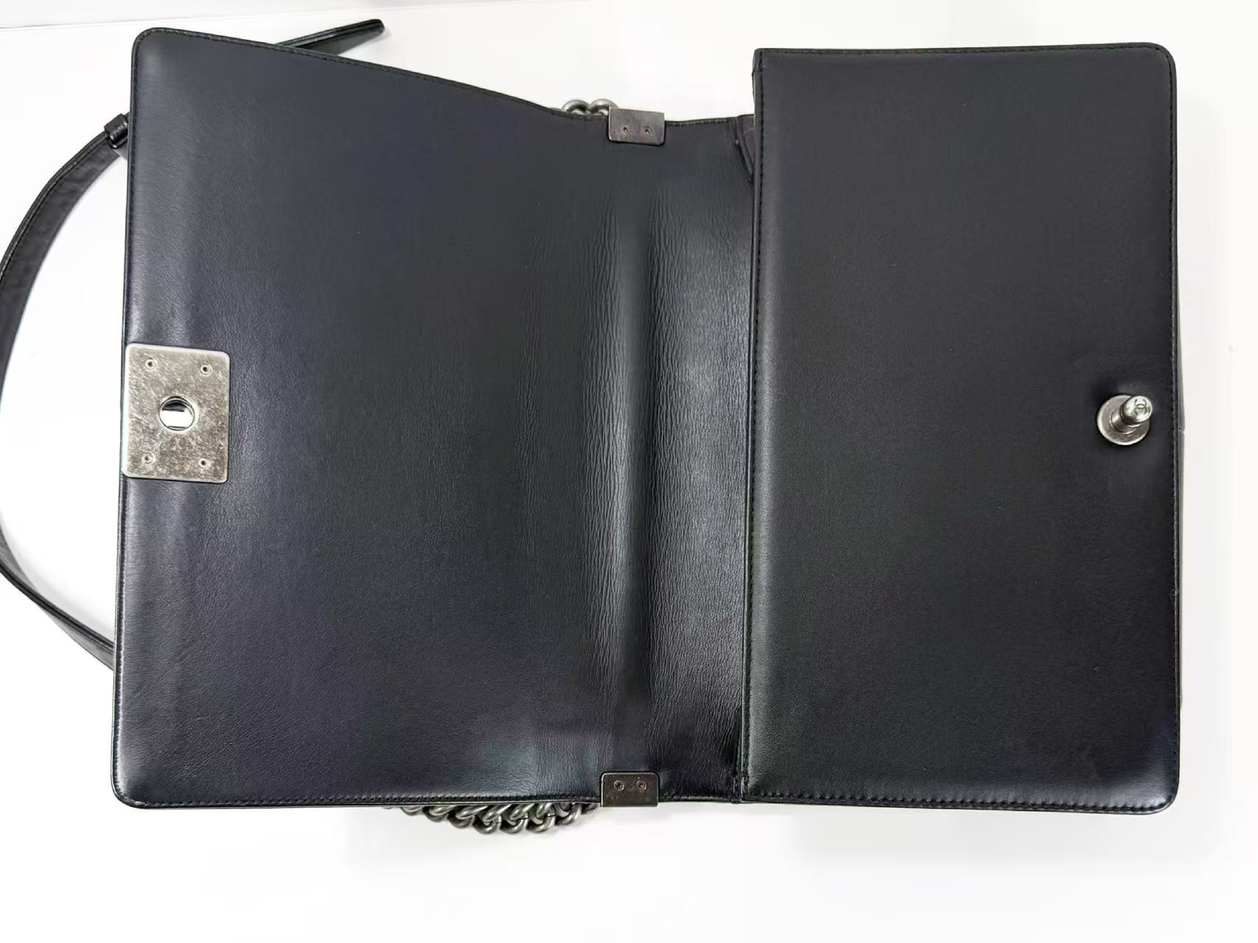 Black Chevron Boy Shoulder Bag, W28cm (approx.), serial number in the 20s, with dust bag and seal. Vintage silver hardware. Item number 20016699. — view 12