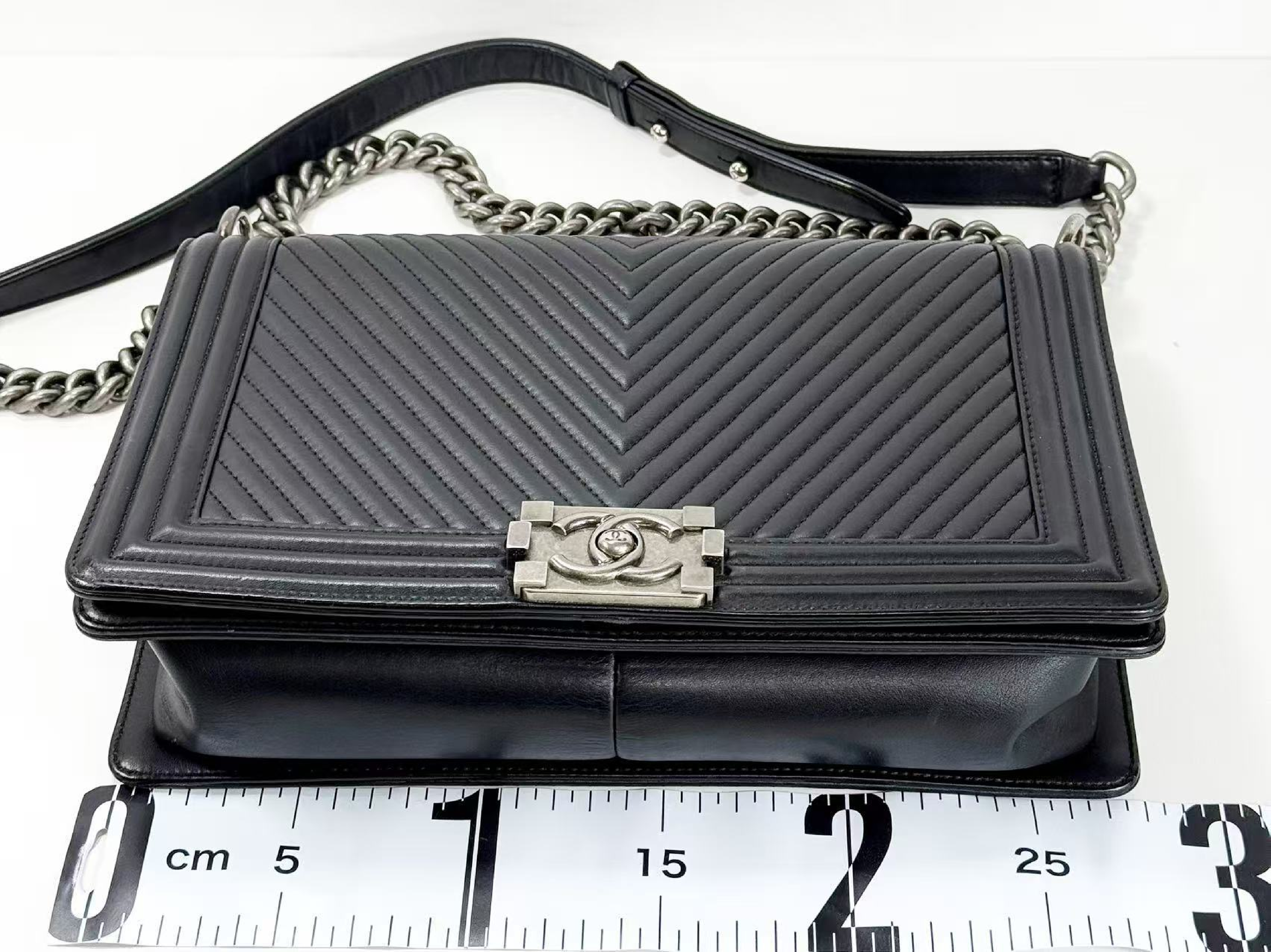 Black Chevron Boy Shoulder Bag, W28cm (approx.), serial number in the 20s, with dust bag and seal. Vintage silver hardware. Item number 20016699. — view 3