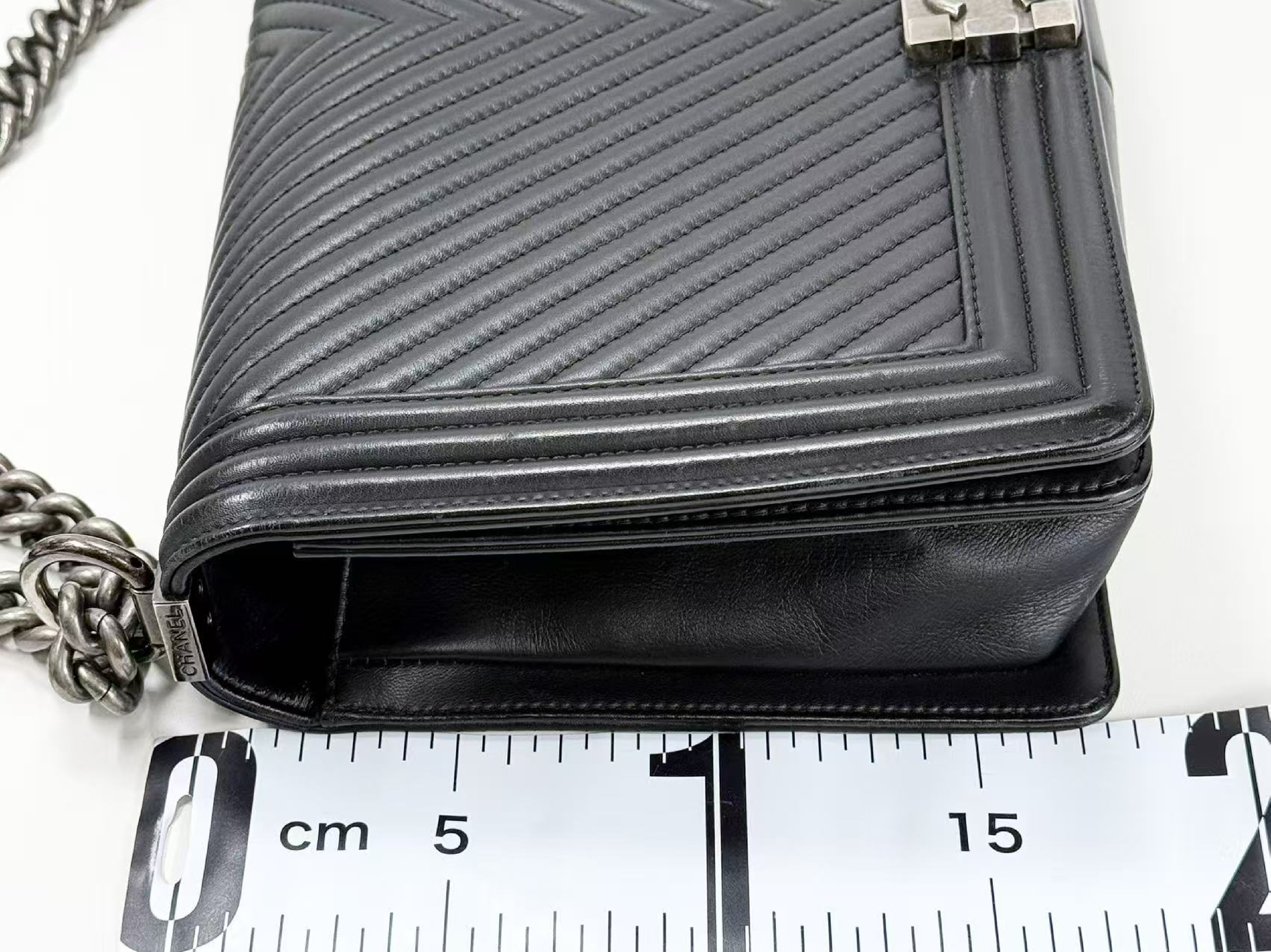 Black Chevron Boy Shoulder Bag, W28cm (approx.), serial number in the 20s, with dust bag and seal. Vintage silver hardware. Item number 20016699. — view 4