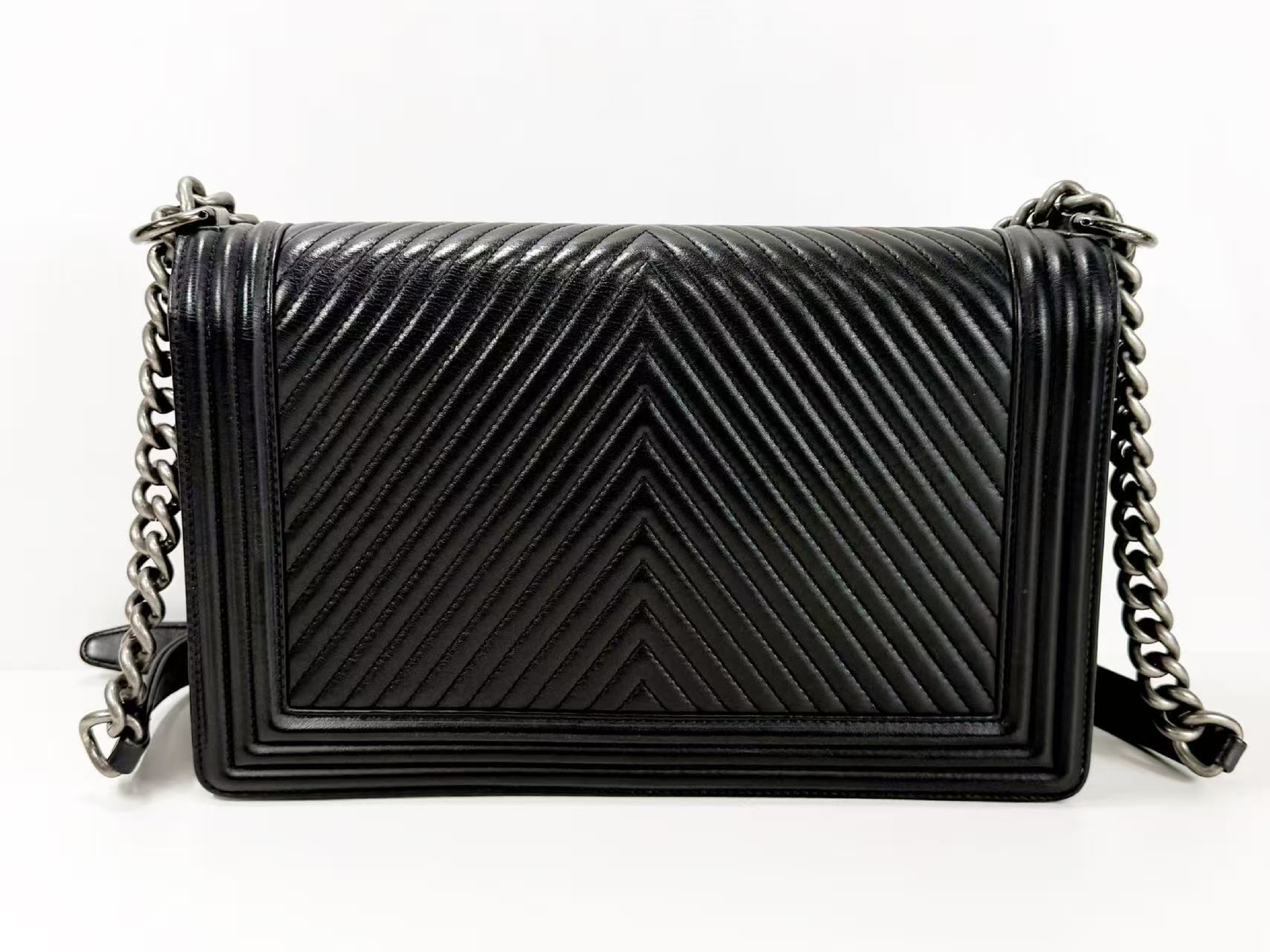 Black Chevron Boy Shoulder Bag, W28cm (approx.), serial number in the 20s, with dust bag and seal. Vintage silver hardware. Item number 20016699. — view 5