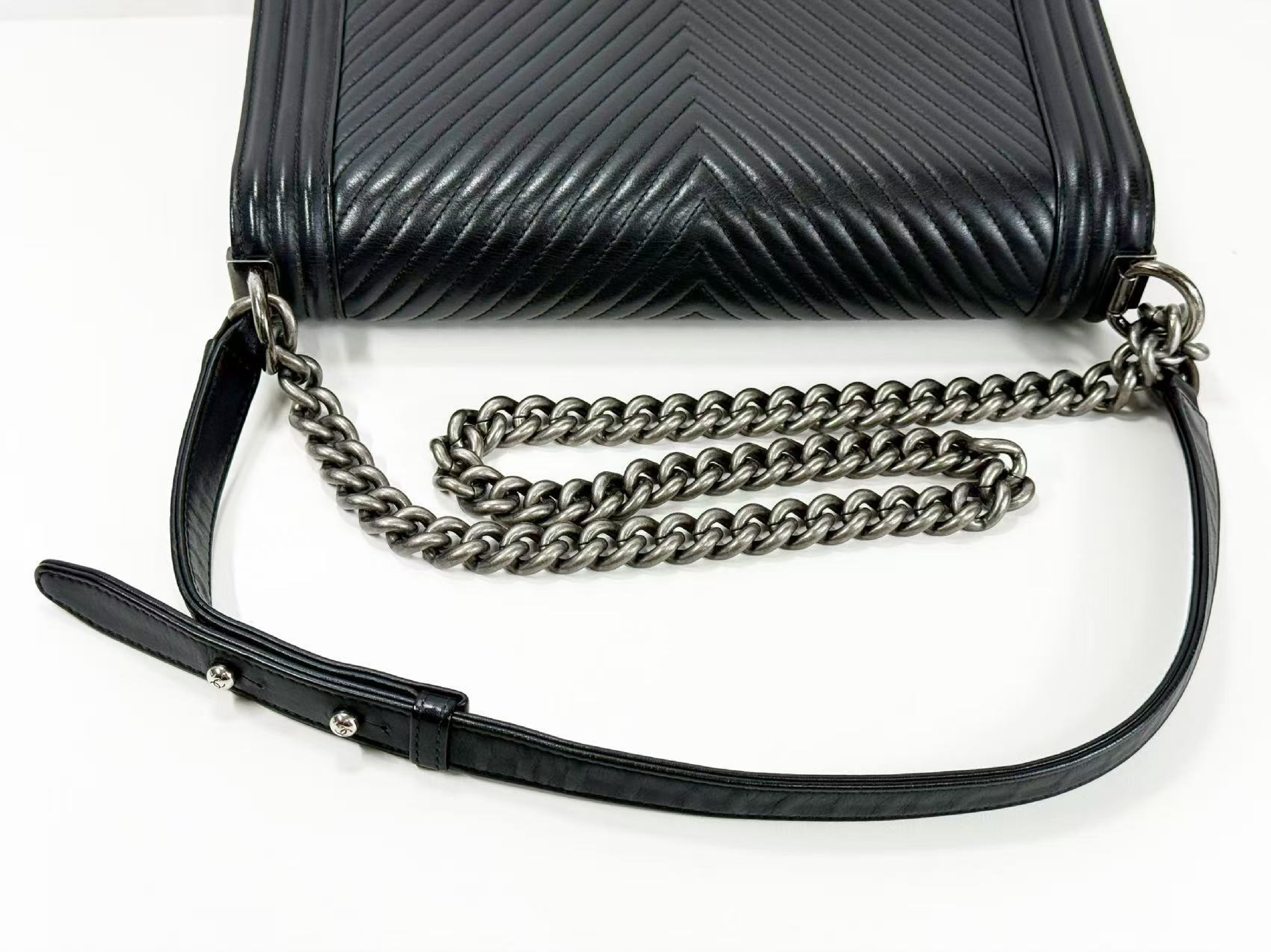 Black Chevron Boy Shoulder Bag, W28cm (approx.), serial number in the 20s, with dust bag and seal. Vintage silver hardware. Item number 20016699. — view 6