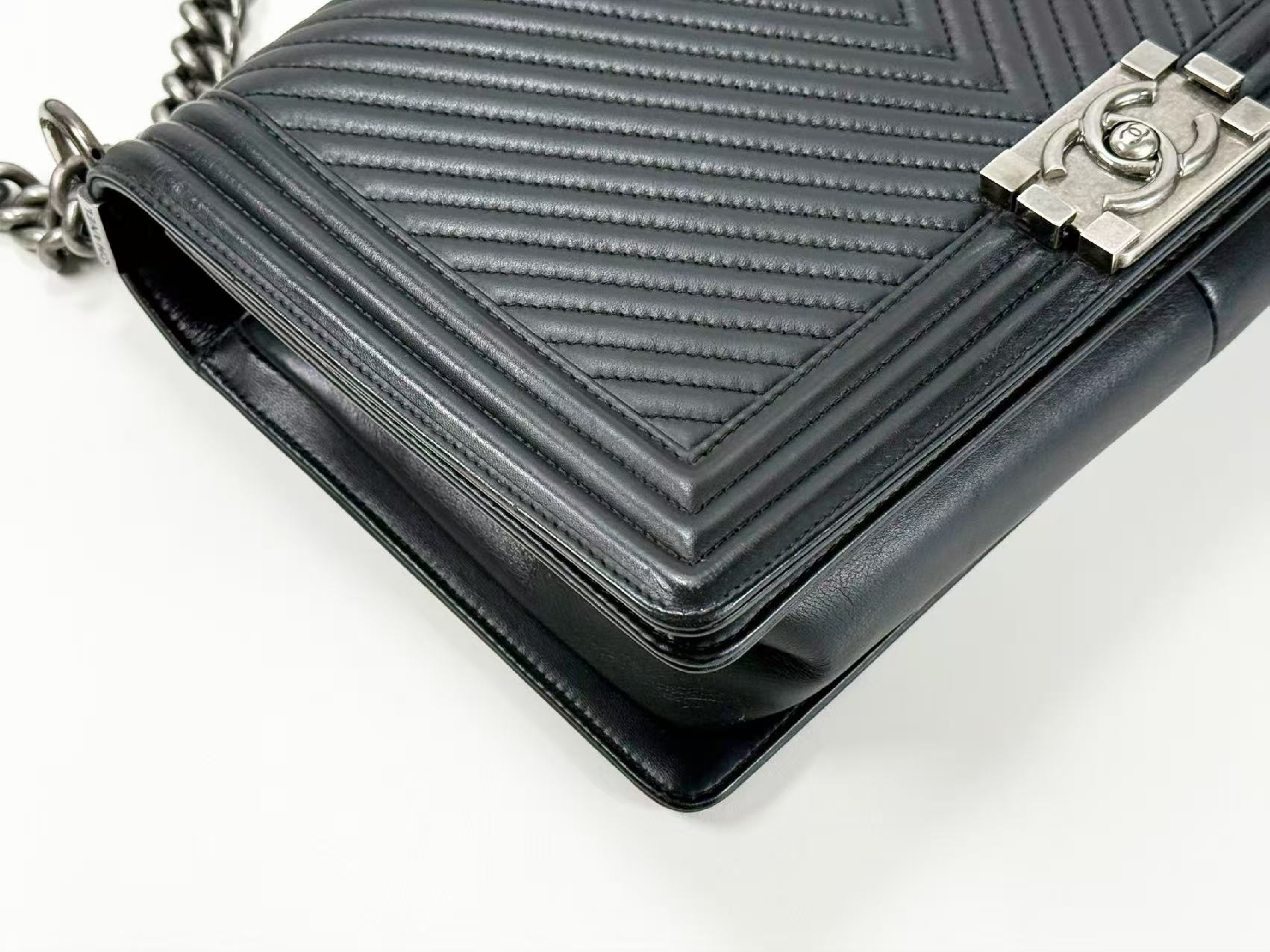 Black Chevron Boy Shoulder Bag, W28cm (approx.), serial number in the 20s, with dust bag and seal. Vintage silver hardware. Item number 20016699. — view 8
