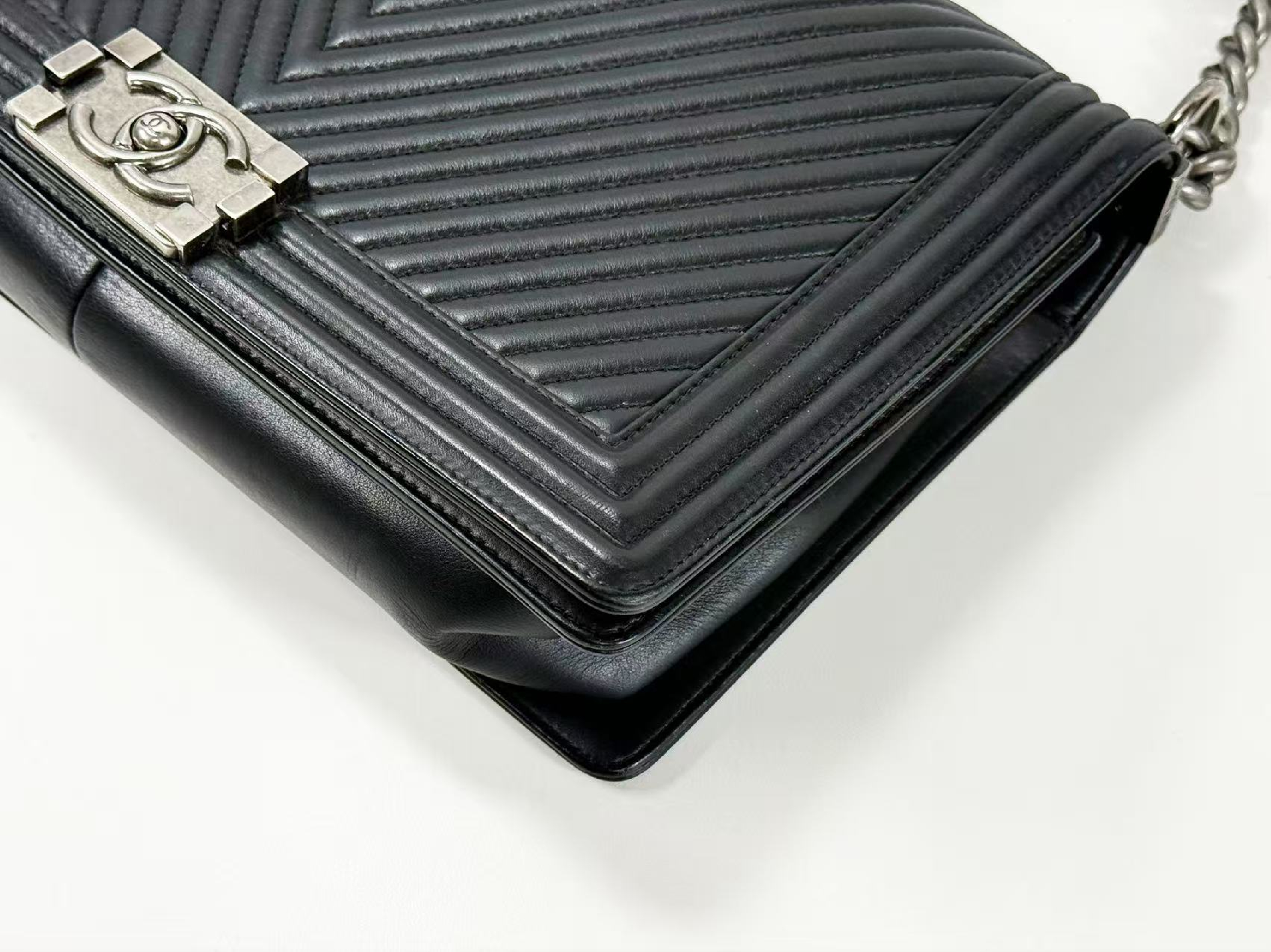 Black Chevron Boy Shoulder Bag, W28cm (approx.), serial number in the 20s, with dust bag and seal. Vintage silver hardware. Item number 20016699. — view 9