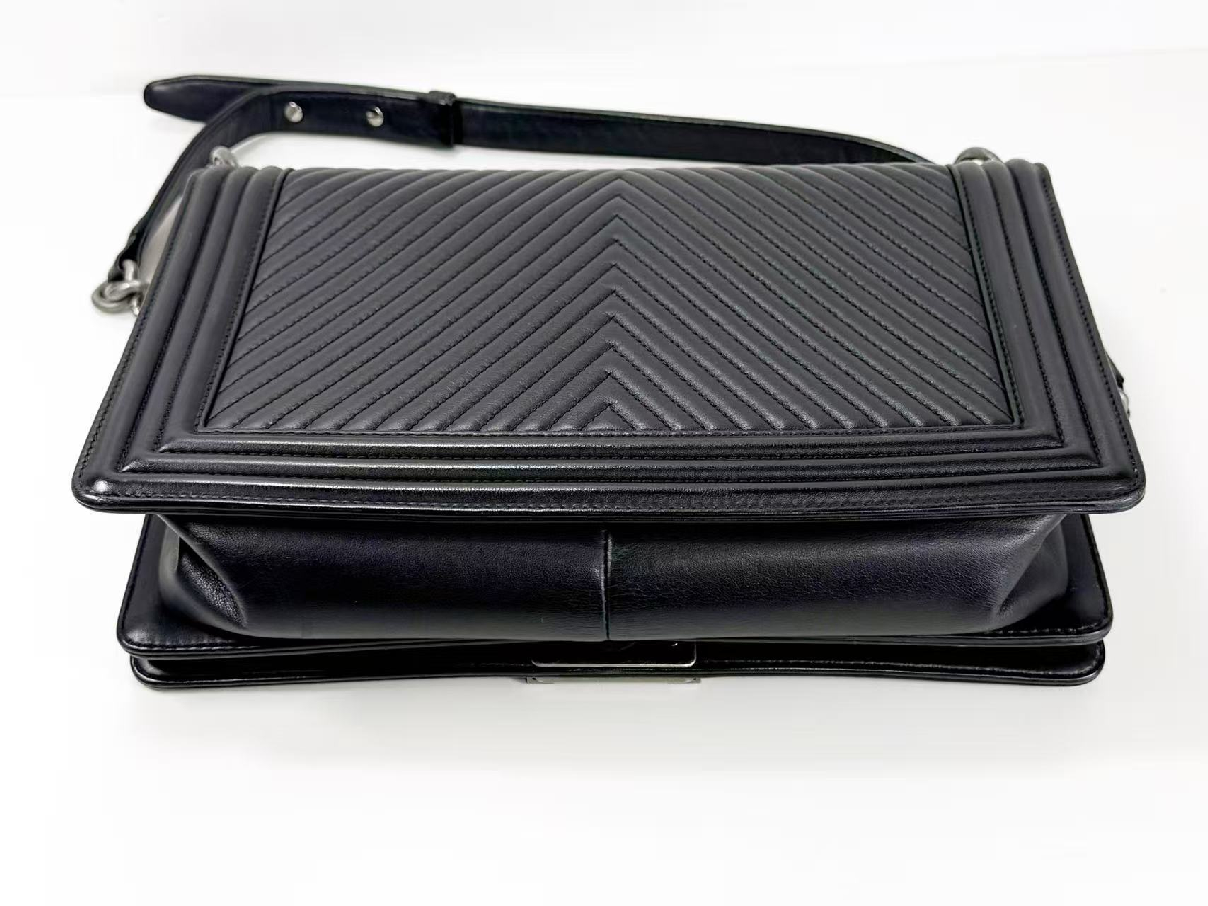 Black Chevron Boy Shoulder Bag, W28cm (approx.), serial number in the 20s, with dust bag and seal. Vintage silver hardware. Item number 20016699. — view 10
