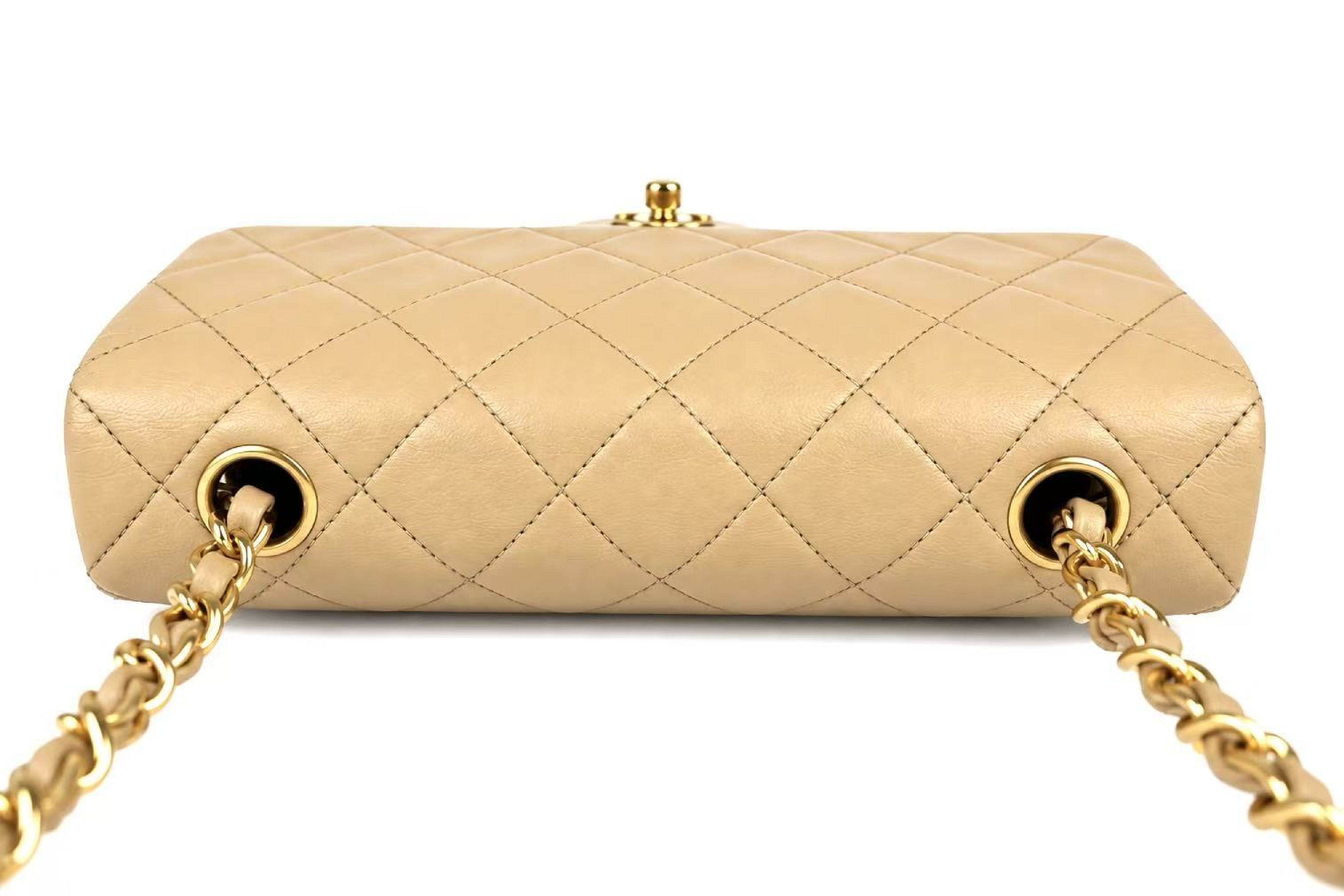 Lambskin Matelassé 20 S Flap S Chain Turnlock GD Hardware Beige Seal Shoulder Bag — view 4
