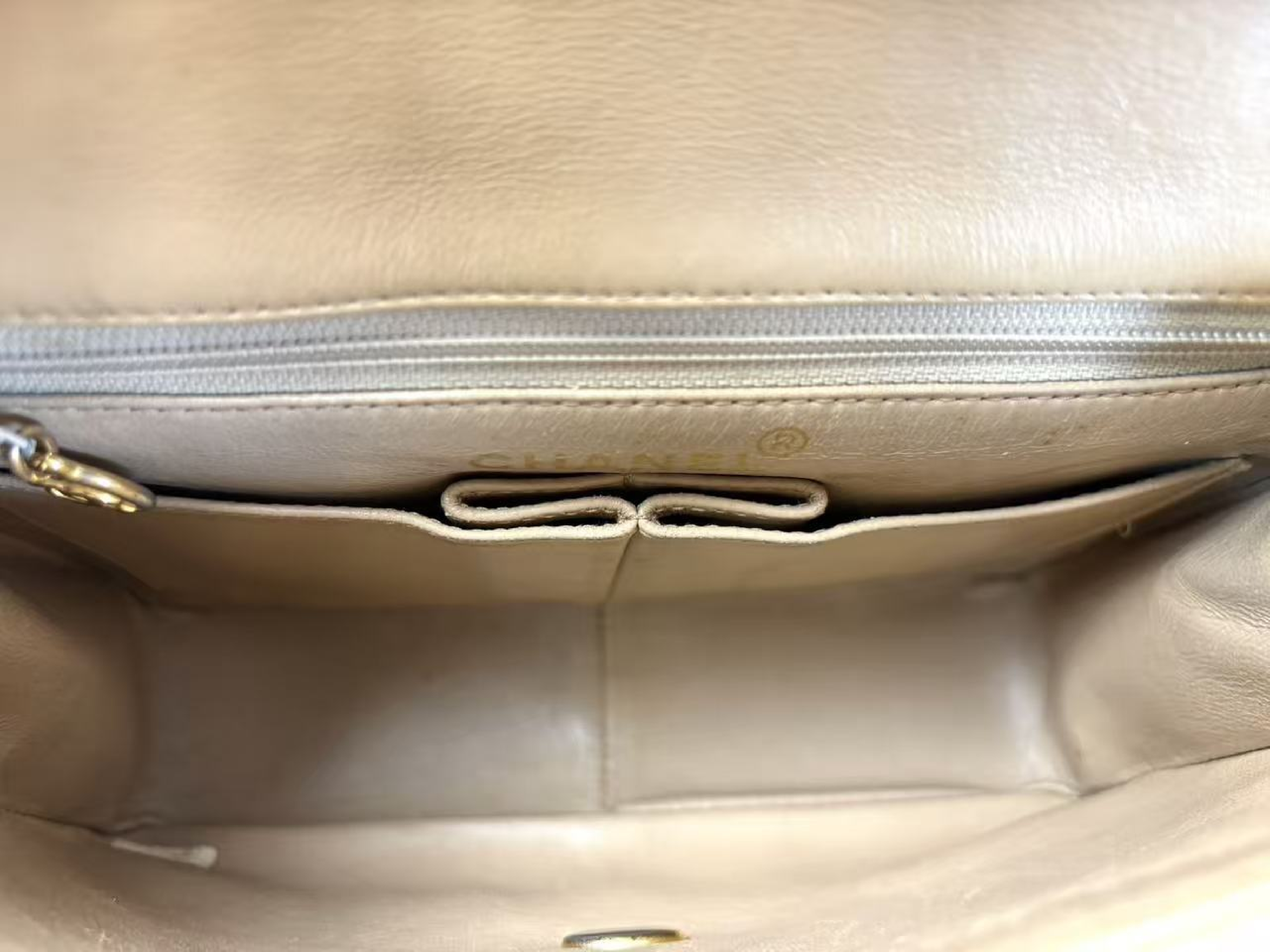 Lambskin Matelassé 20 S Flap S Chain Turnlock GD Hardware Beige Seal Shoulder Bag — view 10