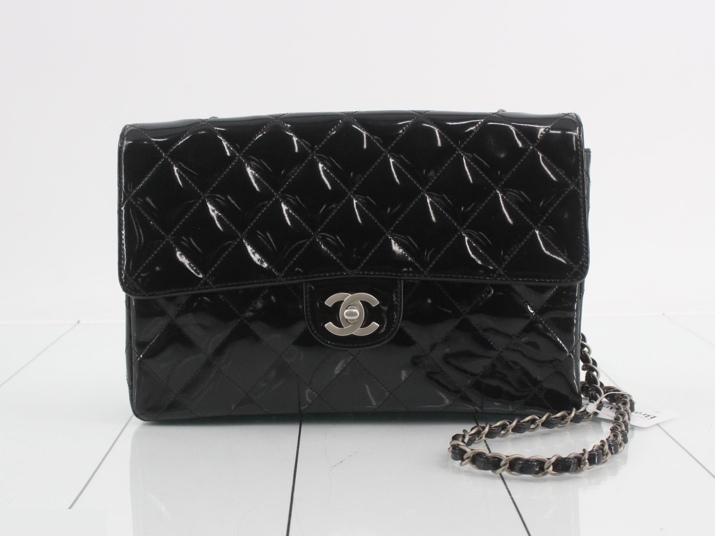 Patent leather matelassé chain shoulder bag