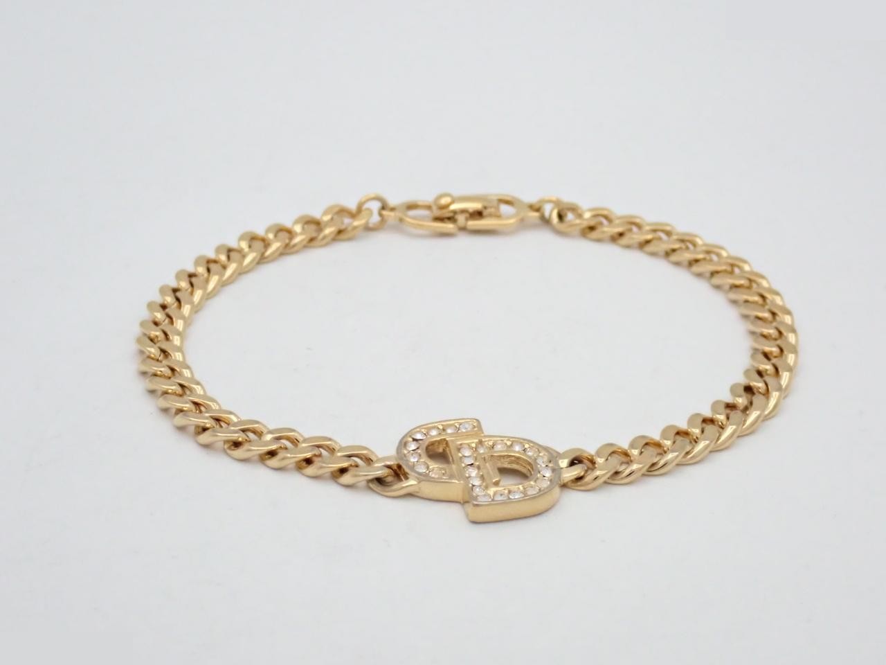 Other lines: Precious metal bracelets and bangles (metal), wrist circumference approximately 18 cm.