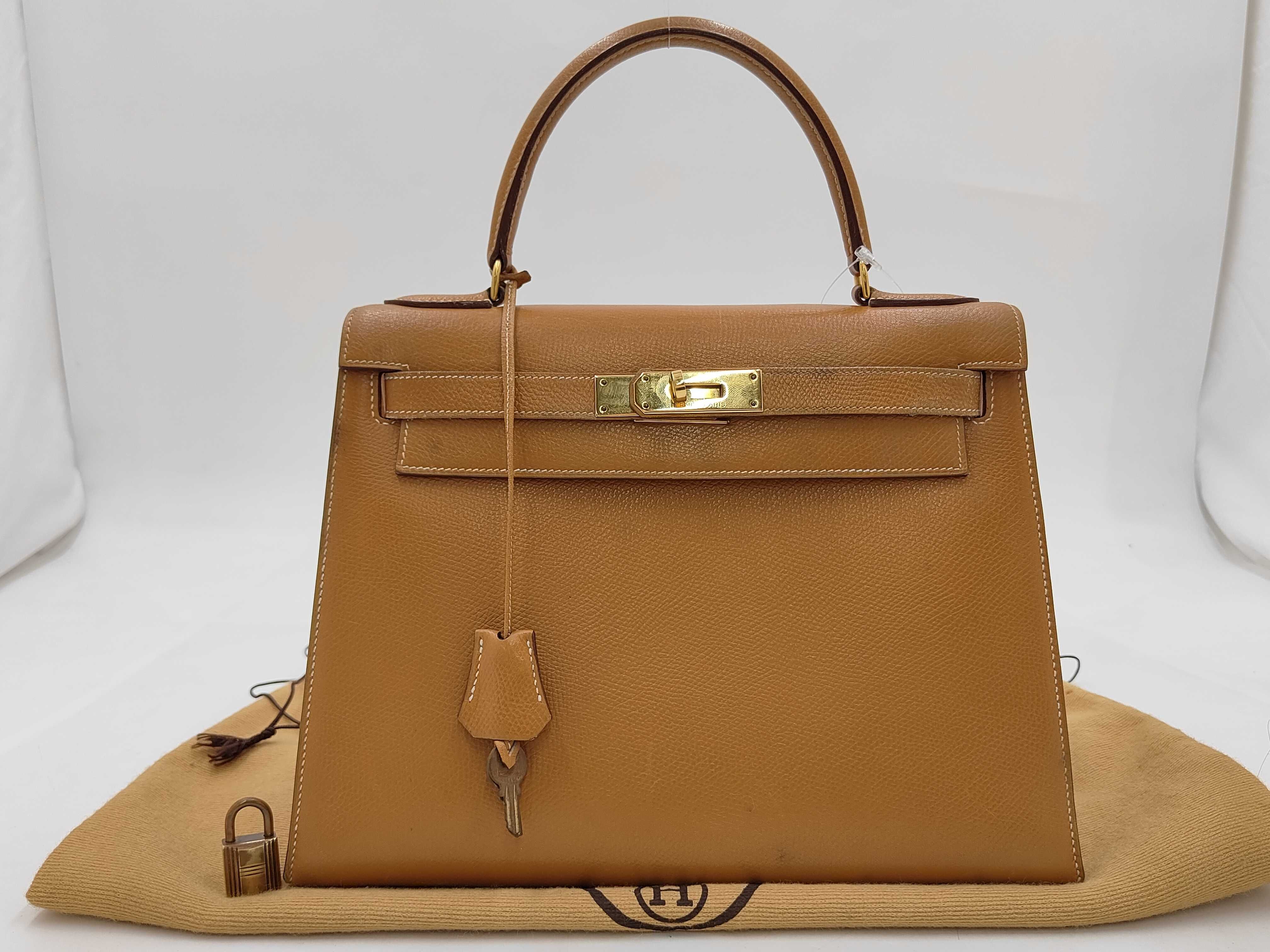 Kelly 28 Courchevel Leather, Brown with Gold Hardware, Stamp: L, Strap not included, Handbag