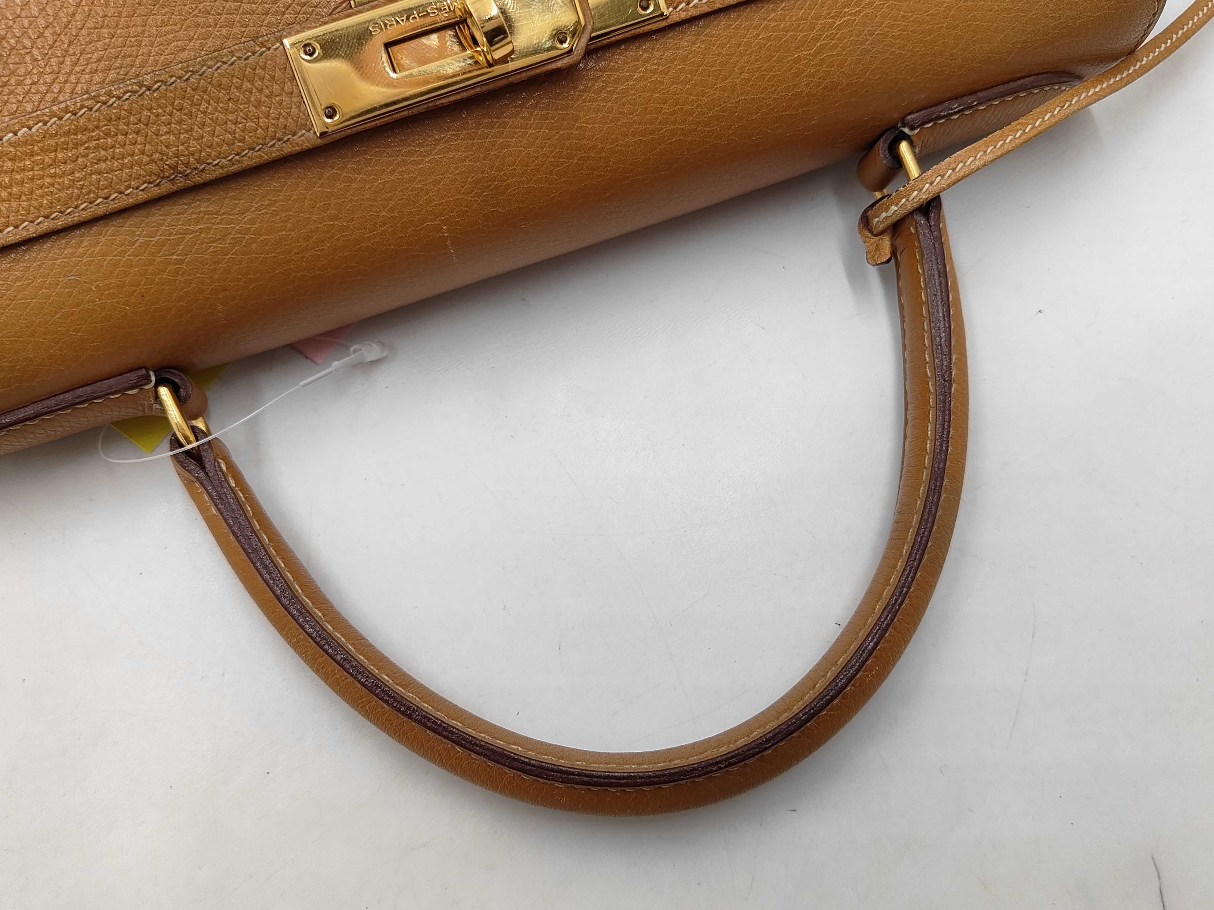 Kelly 28 Courchevel Leather, Brown with Gold Hardware, Stamp: L, Strap not included, Handbag — view 3