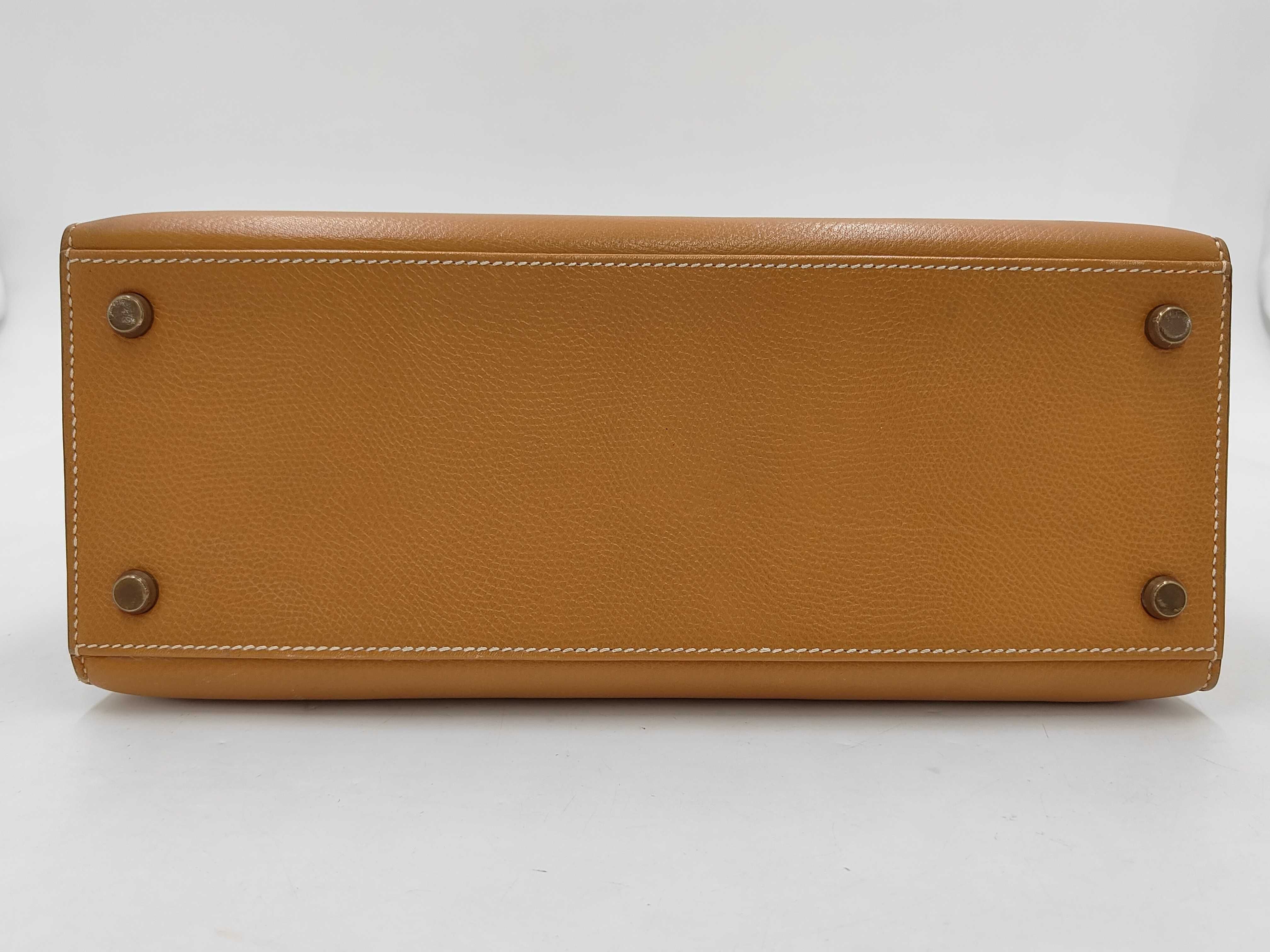 Kelly 28 Courchevel Leather, Brown with Gold Hardware, Stamp: L, Strap not included, Handbag — view 6
