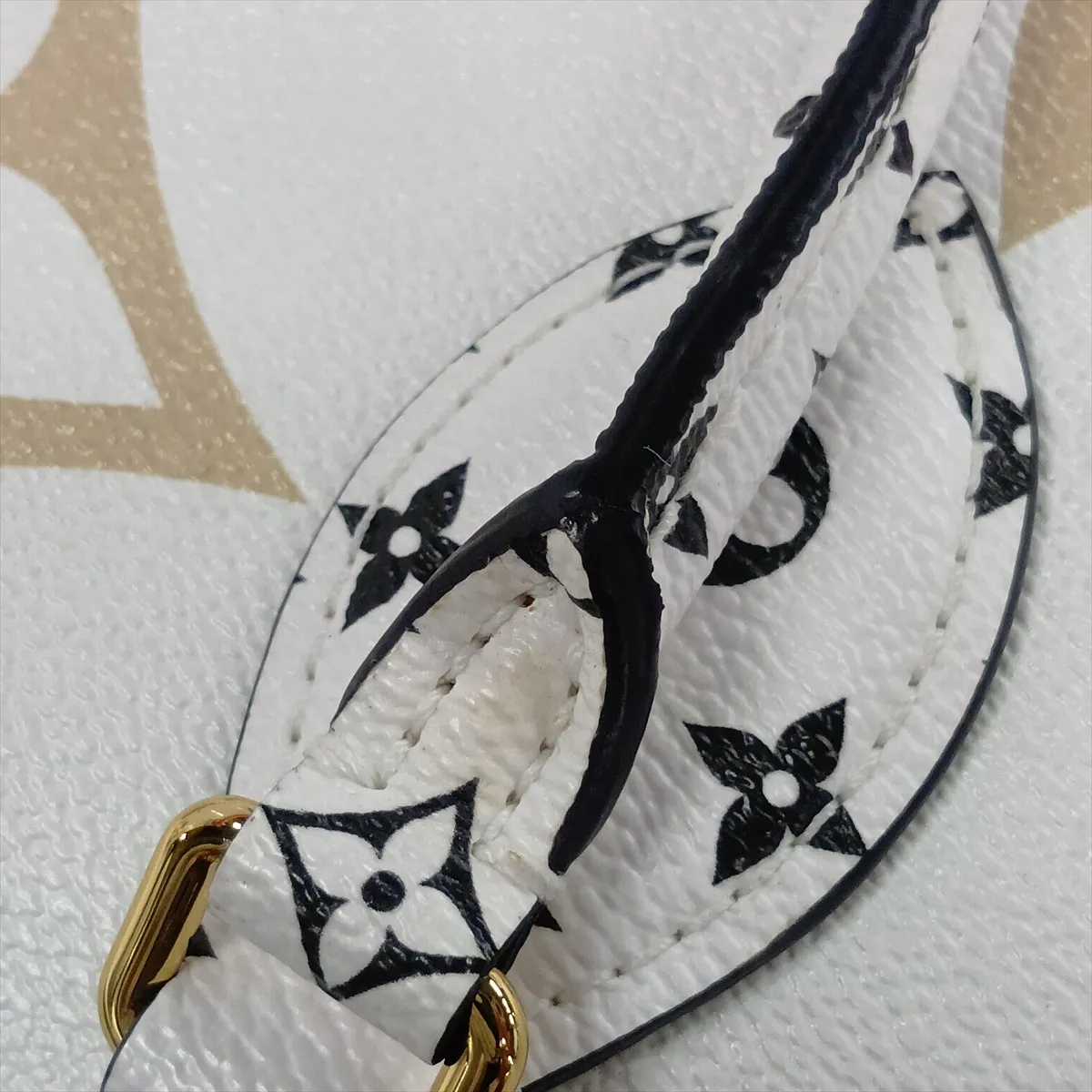 Monogram Giant OnTheGo GM M44571 FL0179 White (RFID detected) — view 14