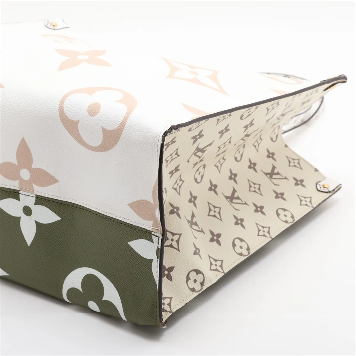 Monogram Giant OnTheGo GM M44571 FL0179 White (RFID detected) — view 3