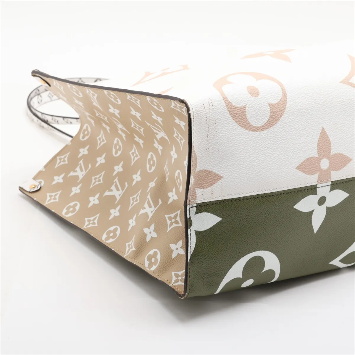 Monogram Giant OnTheGo GM M44571 FL0179 White (RFID detected) — view 4