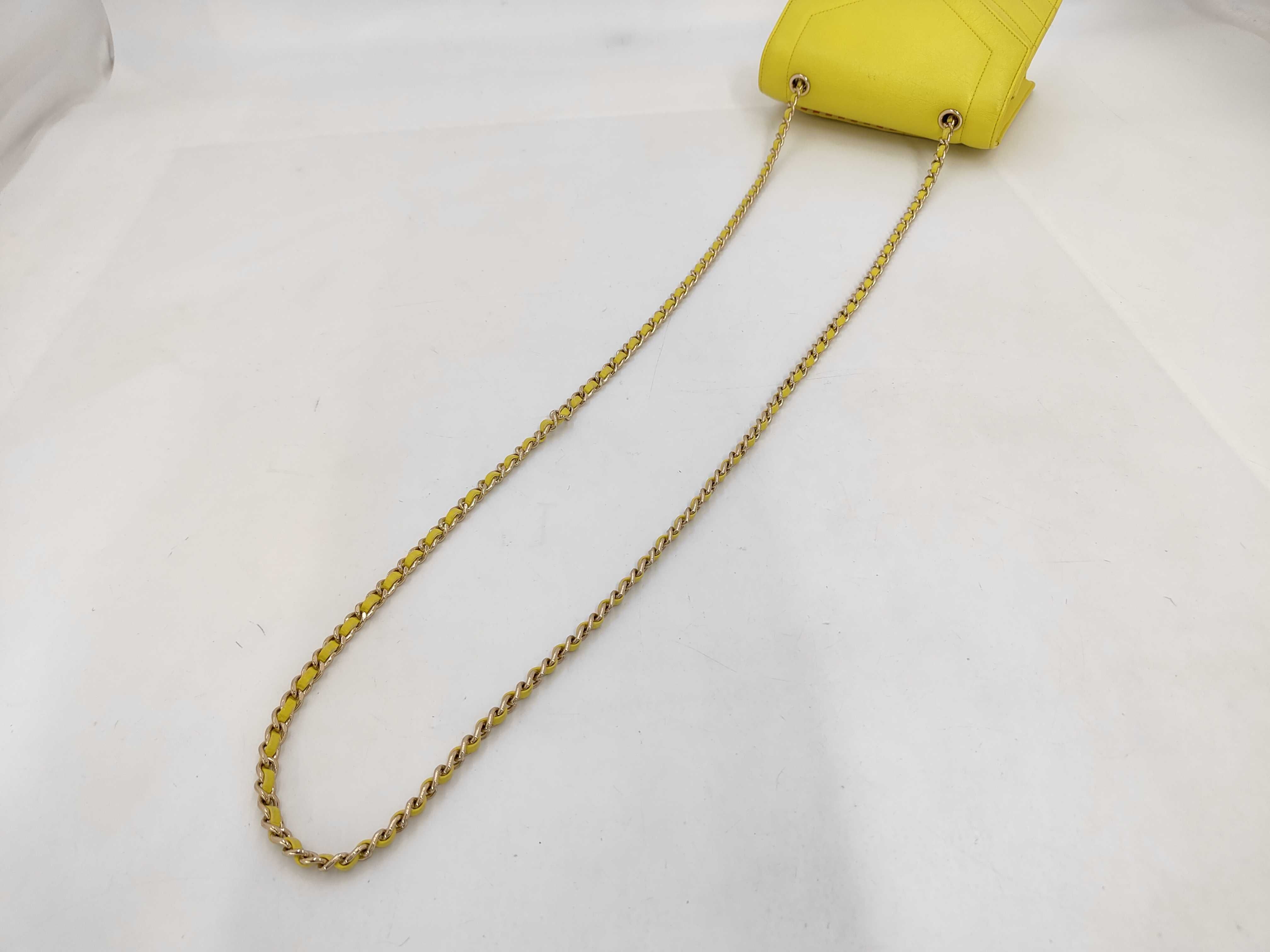 V-stitch chain shoulder bag, leather, gold hardware, yellow, 27128005 (shoulder bag) — view 3