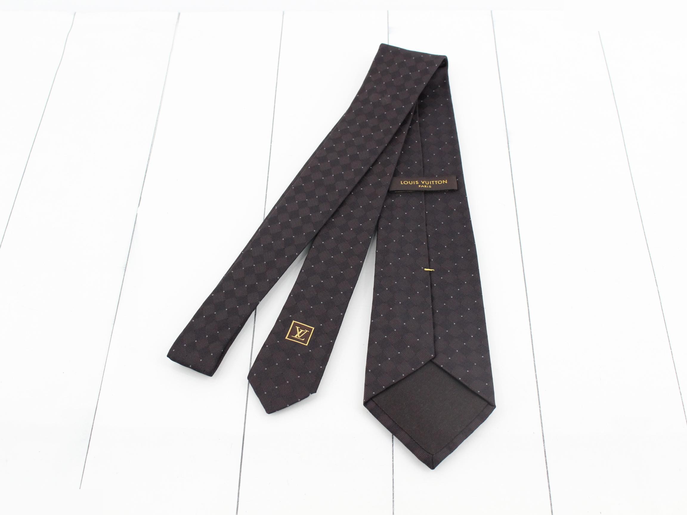 tie — view 2