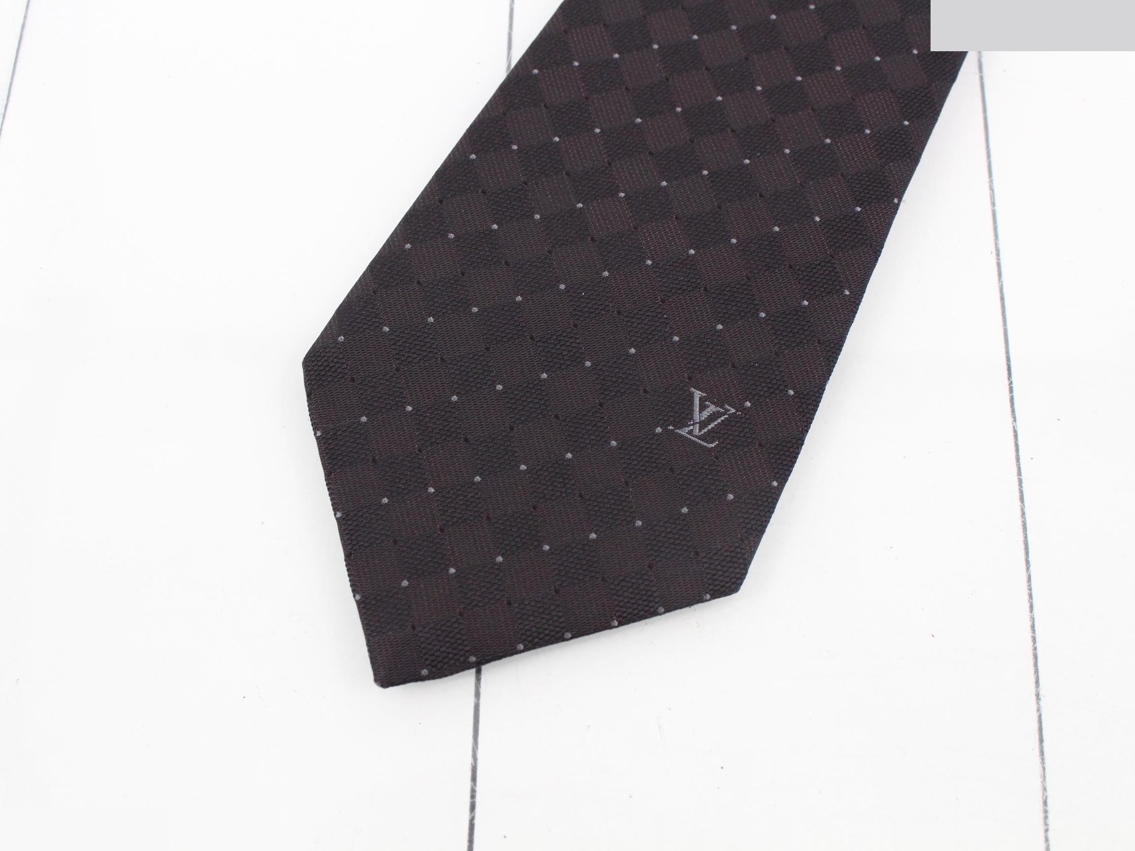 tie — view 3