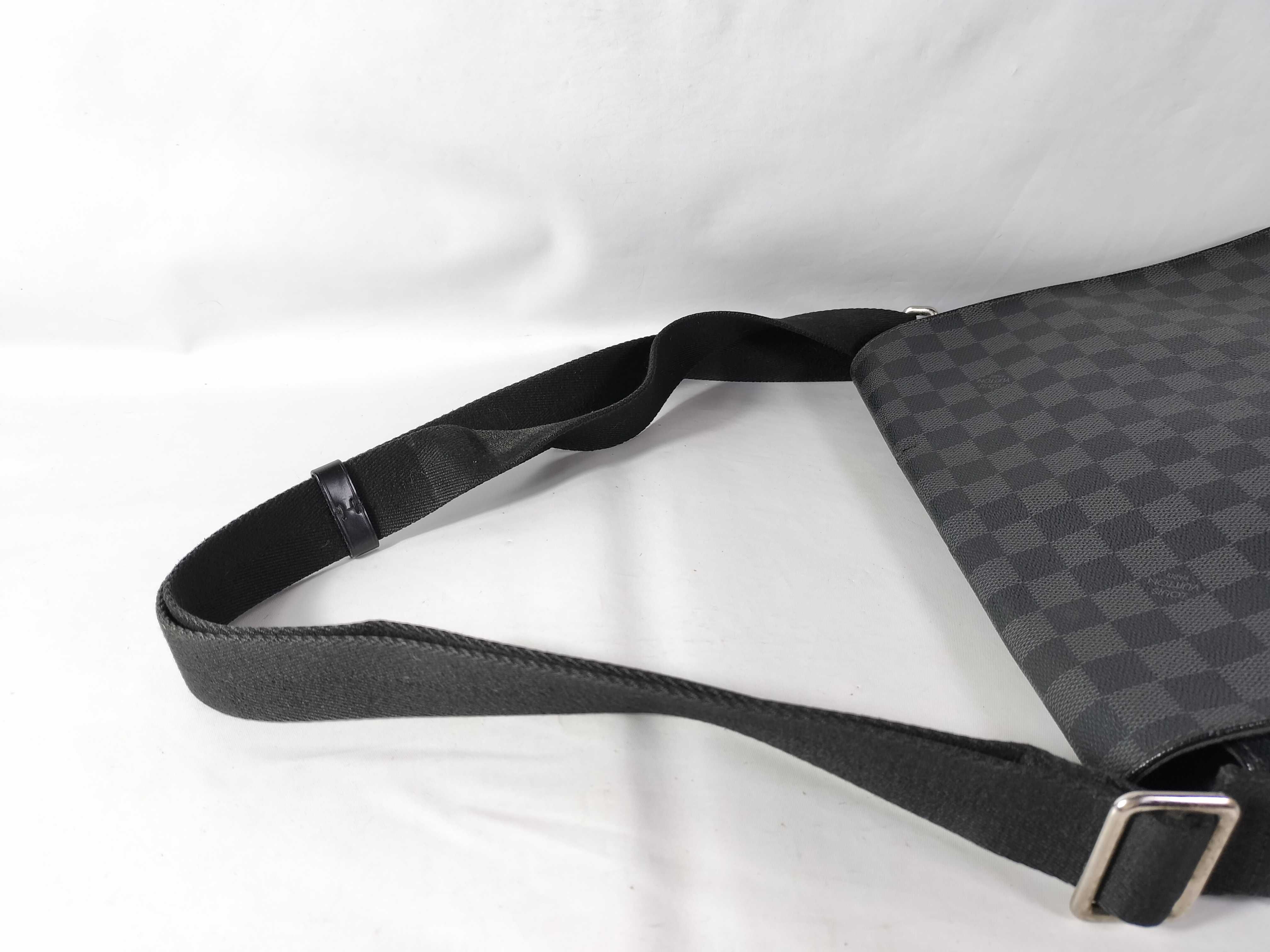 Monogram Graffiti Louis Vuitton Daniel MM N58029 Damier Graphite Shoulder Bag — view 3