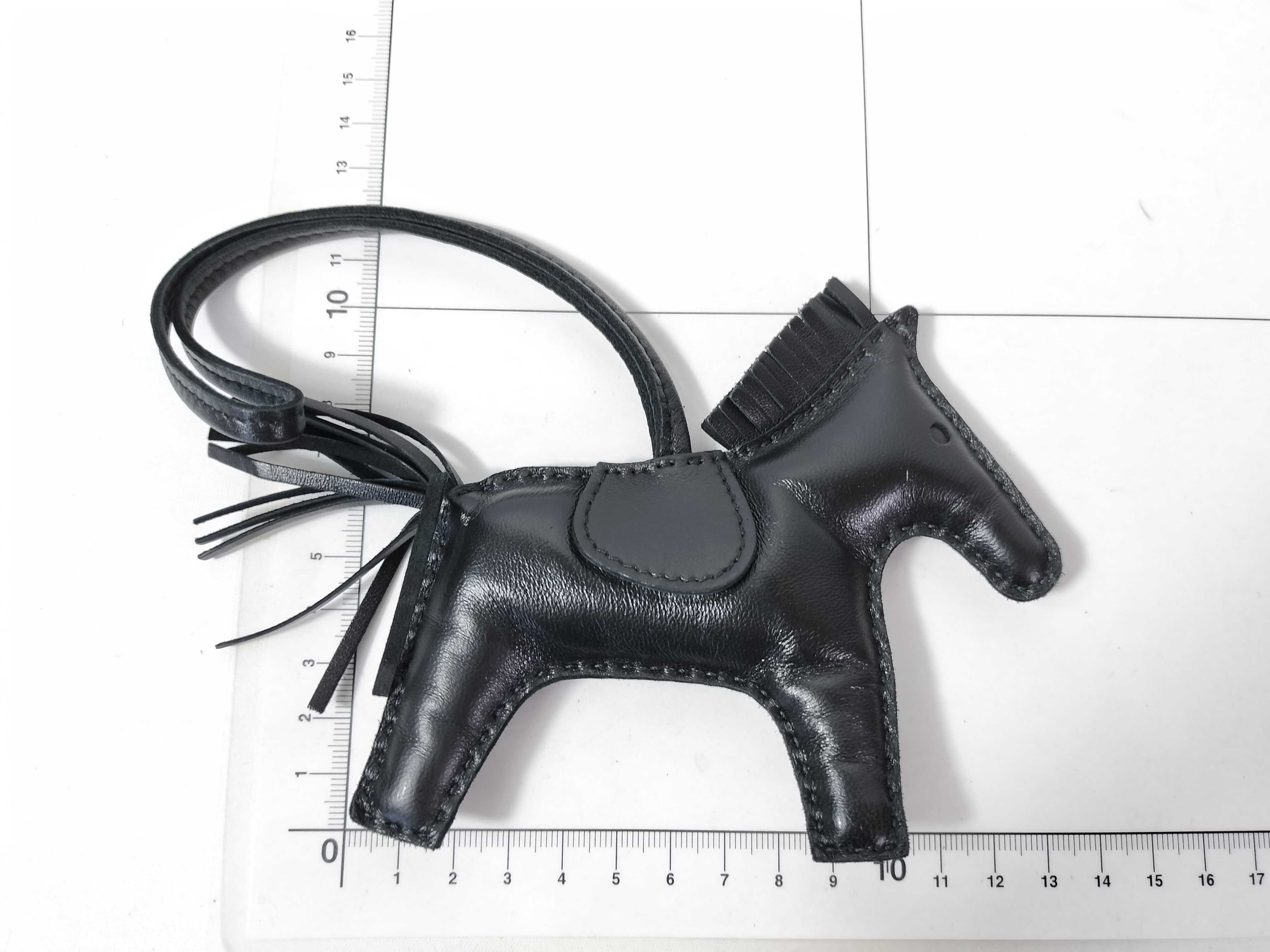 Rodeo Charm MM (A stamp) - Charm in Agneau Milo leather, so black. Other accessories. — view 2