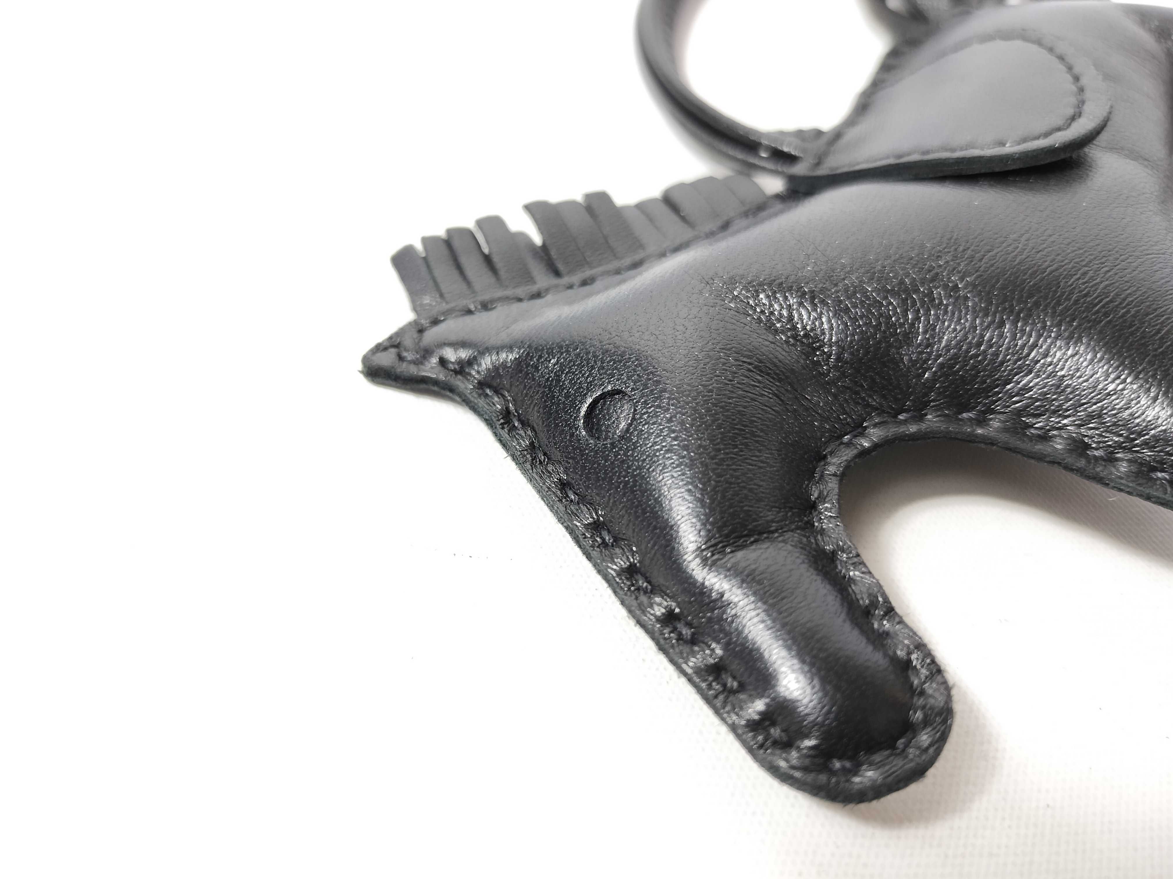 Rodeo Charm MM (A stamp) - Charm in Agneau Milo leather, so black. Other accessories. — view 4