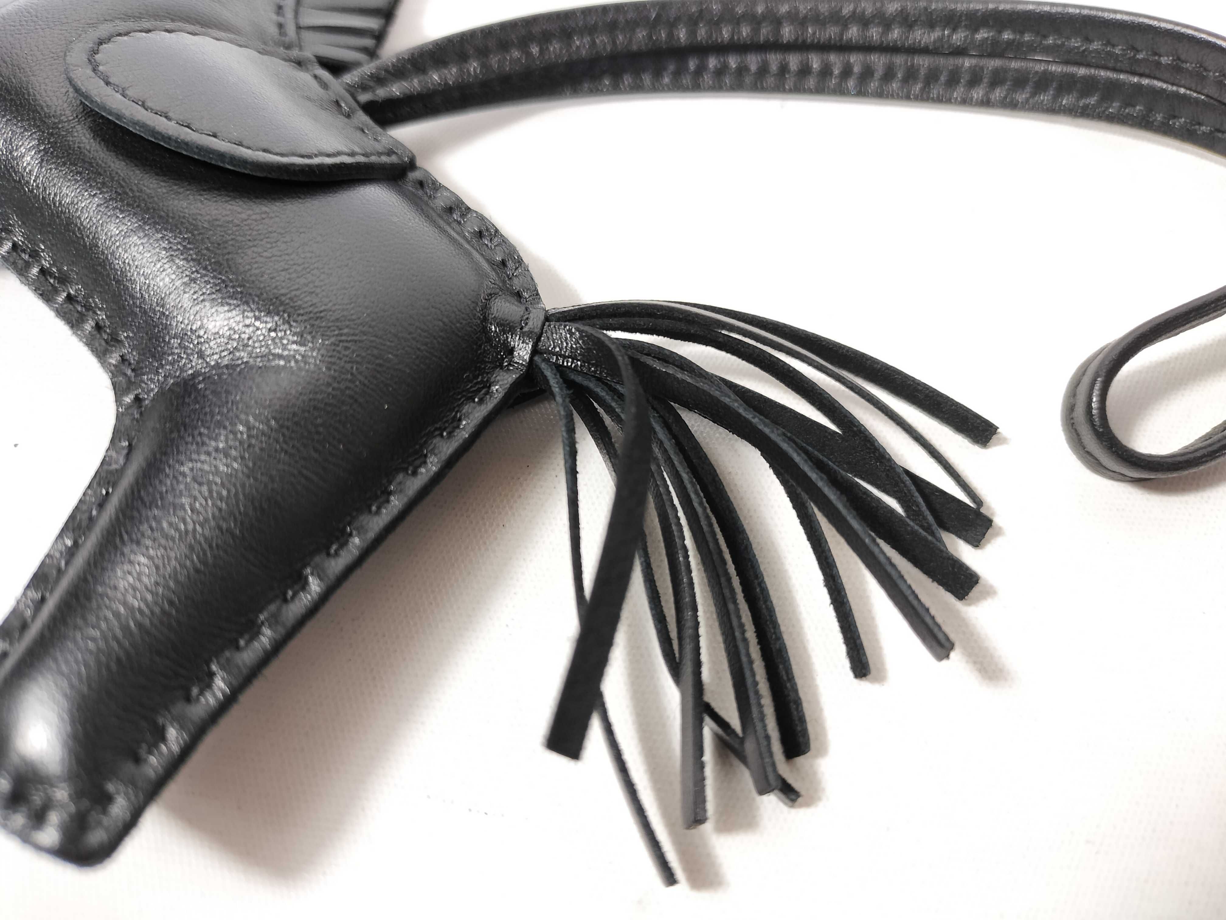Rodeo Charm MM (A stamp) - Charm in Agneau Milo leather, so black. Other accessories. — view 5