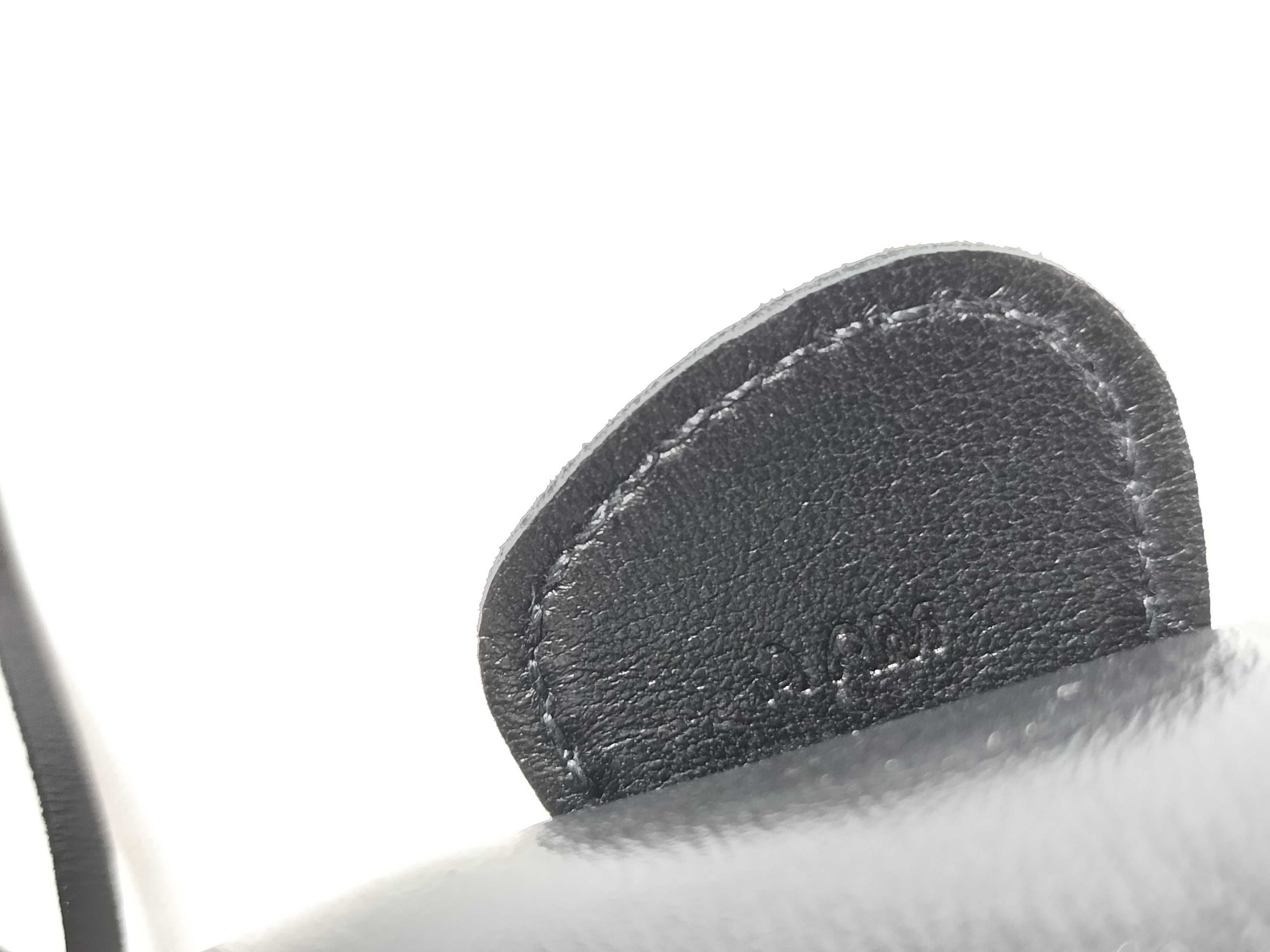 Rodeo Charm MM (A stamp) - Charm in Agneau Milo leather, so black. Other accessories. — view 7