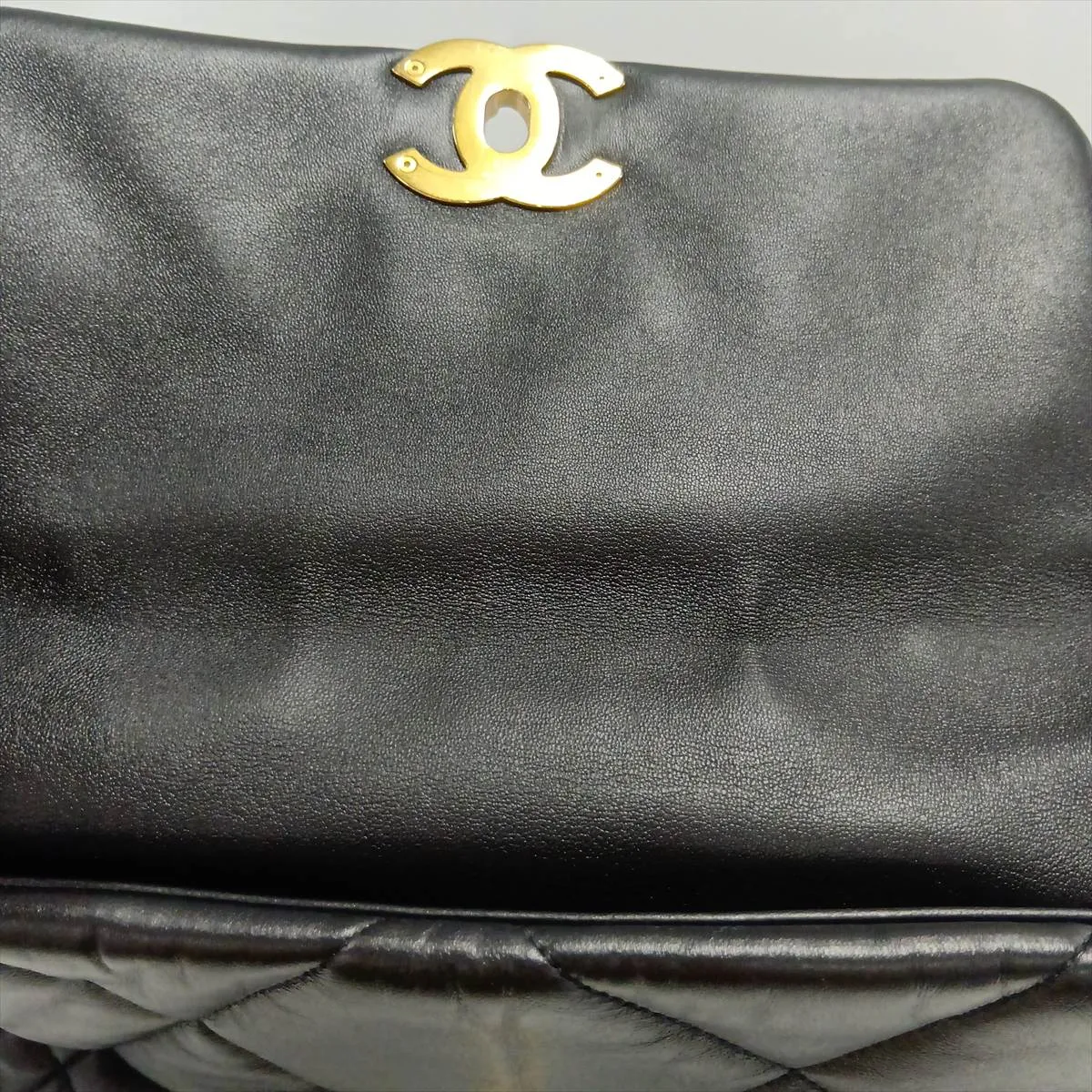 19 Lambskin Chain Shoulder Bag Black Gold x Silver Hardware L8P2A207 Random Plate — view 10