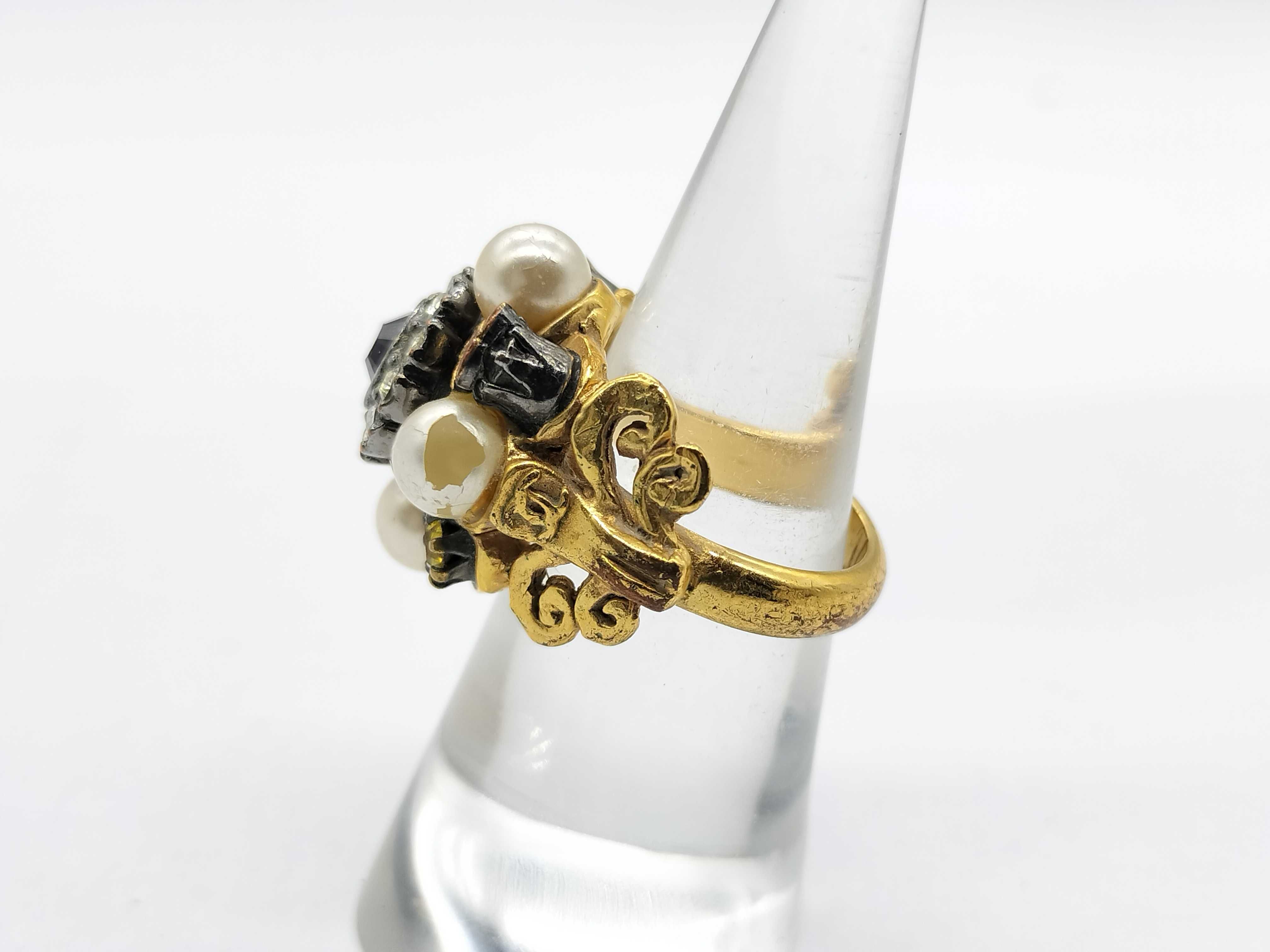 Ring 19 Ring — view 4