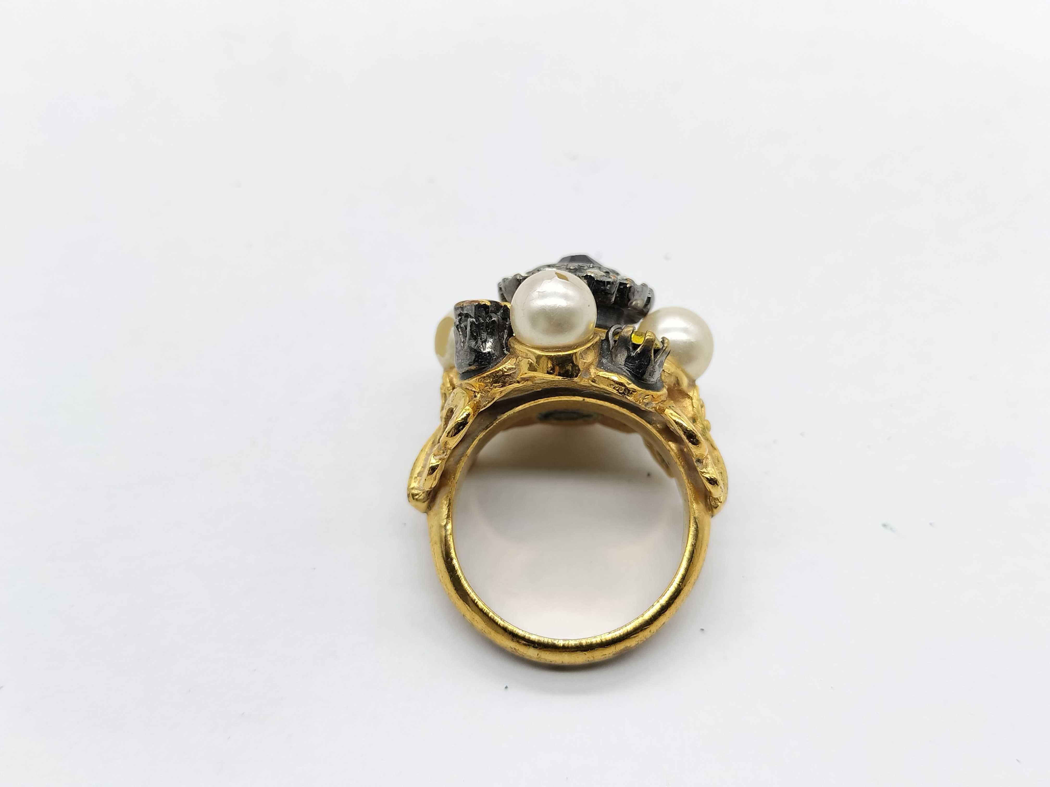 Ring 19 Ring — view 5