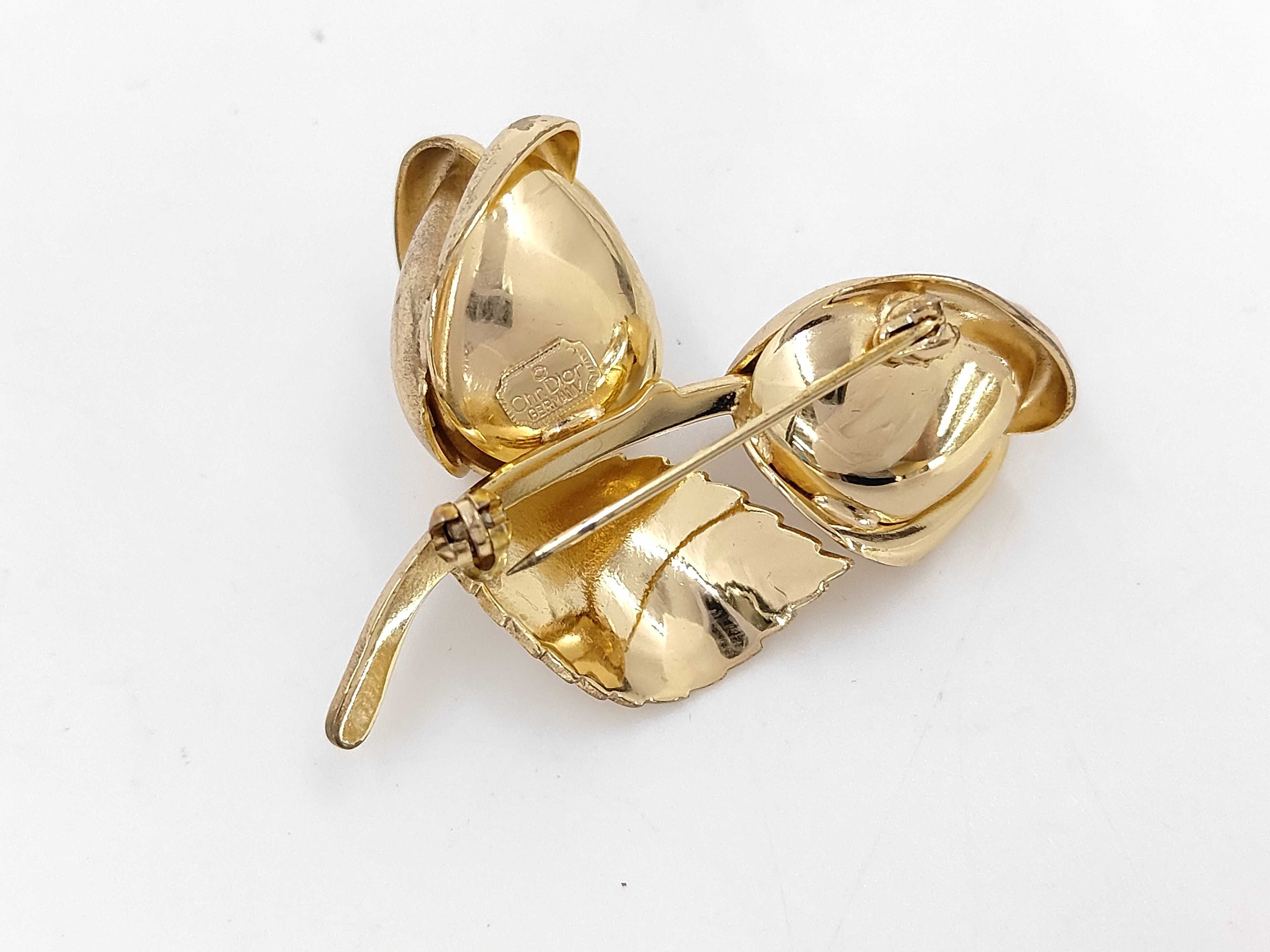 brooch — view 2