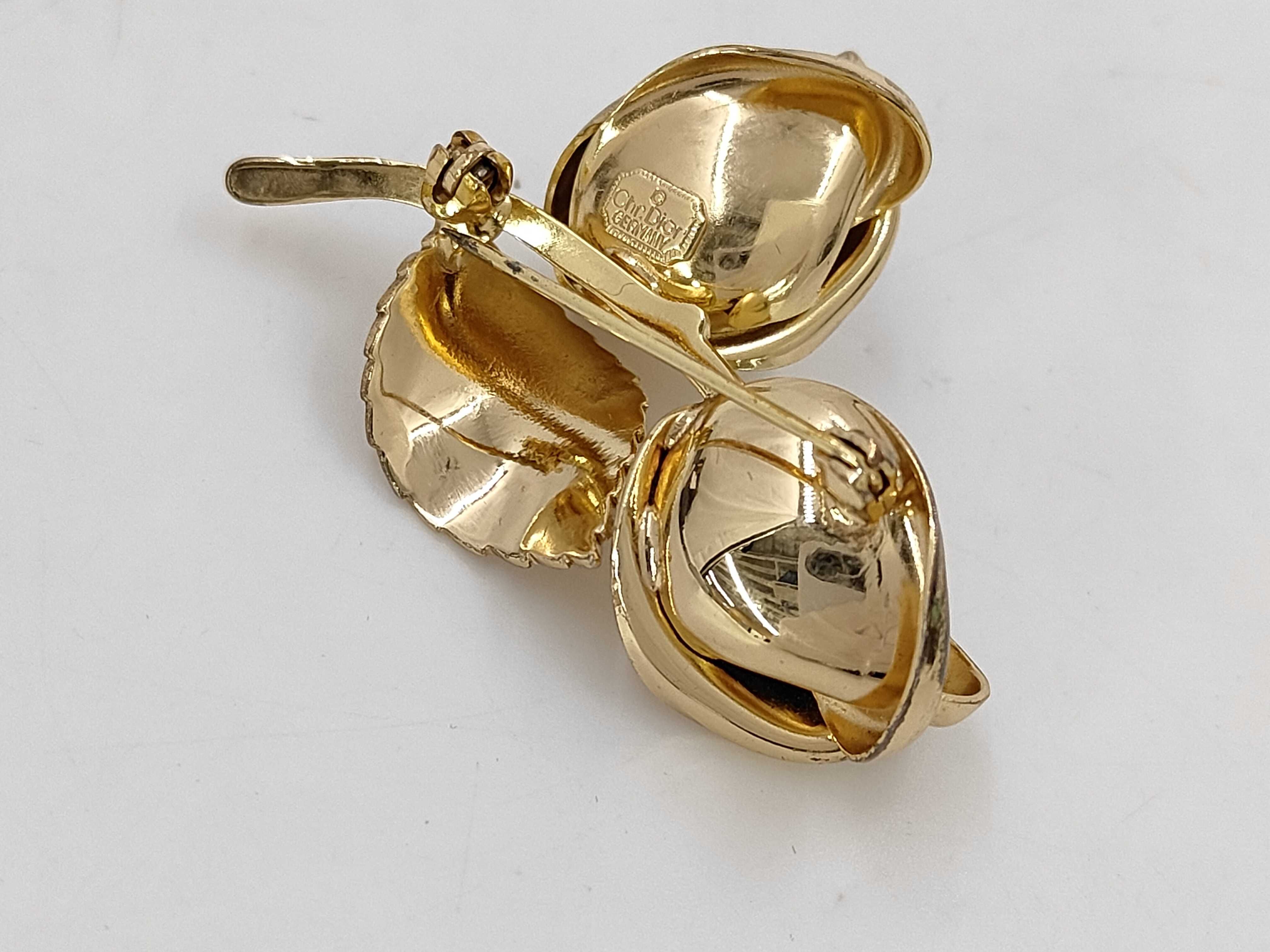 brooch — view 3