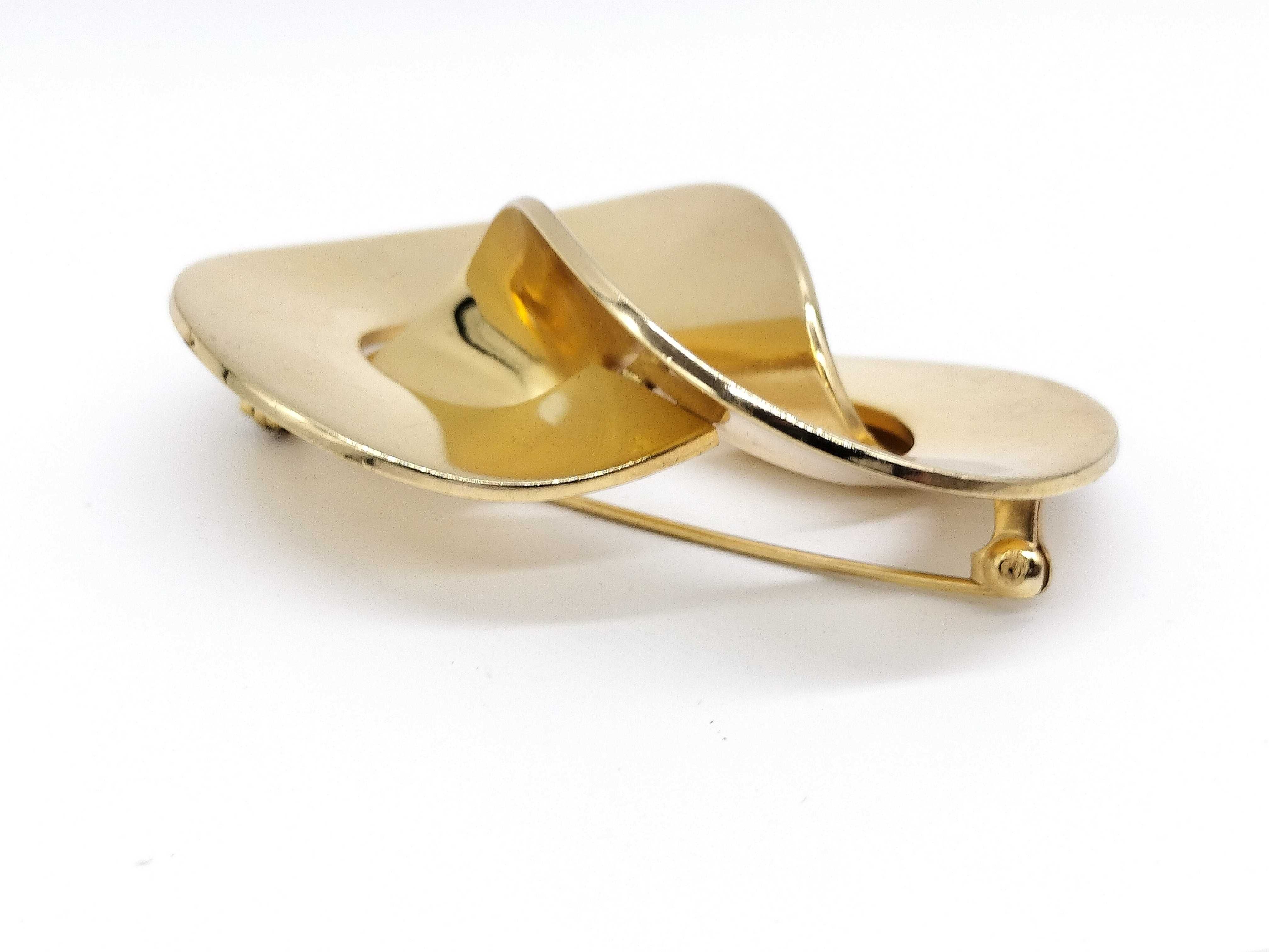 brooch — view 2