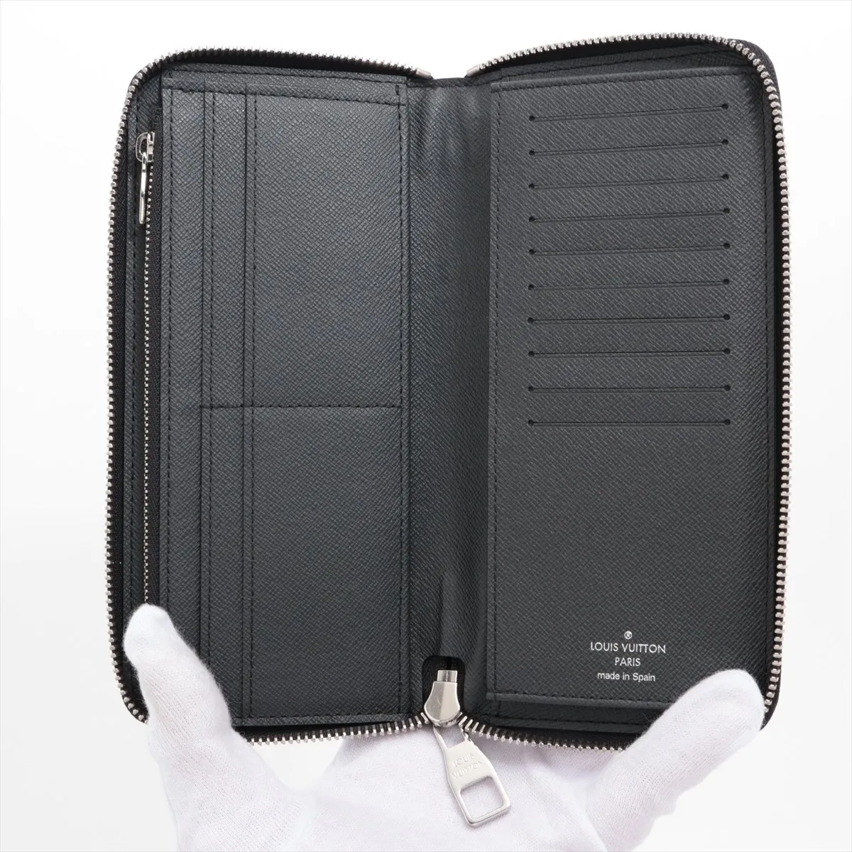 Taiga Zippy Wallet Vertical M30503, serial number unknown, Noir (black), round zip wallet — view 3