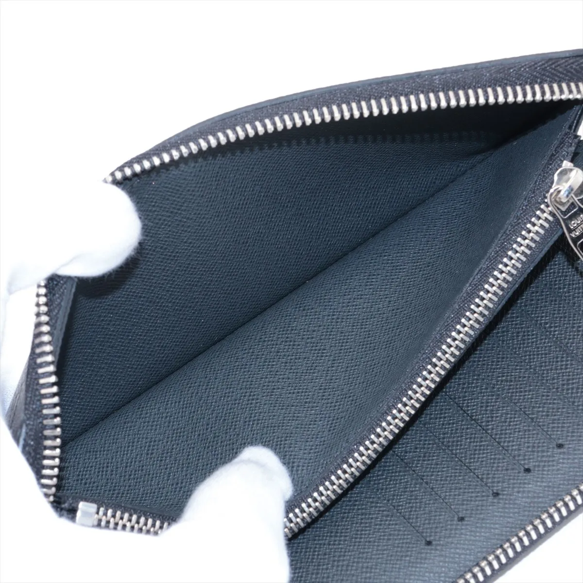 Taiga Zippy Wallet Vertical M30503, serial number unknown, Noir (black), round zip wallet — view 5