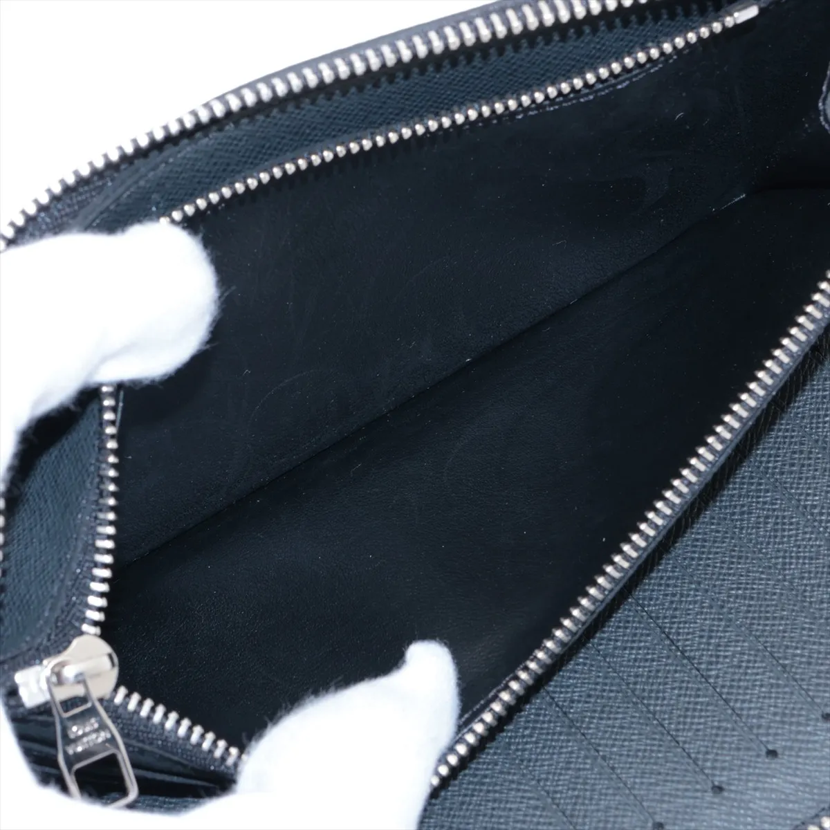 Taiga Zippy Wallet Vertical M30503, serial number unknown, Noir (black), round zip wallet — view 6