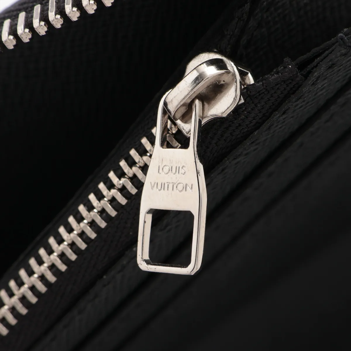 Taiga Zippy Wallet Vertical M30503, serial number unknown, Noir (black), round zip wallet — view 8