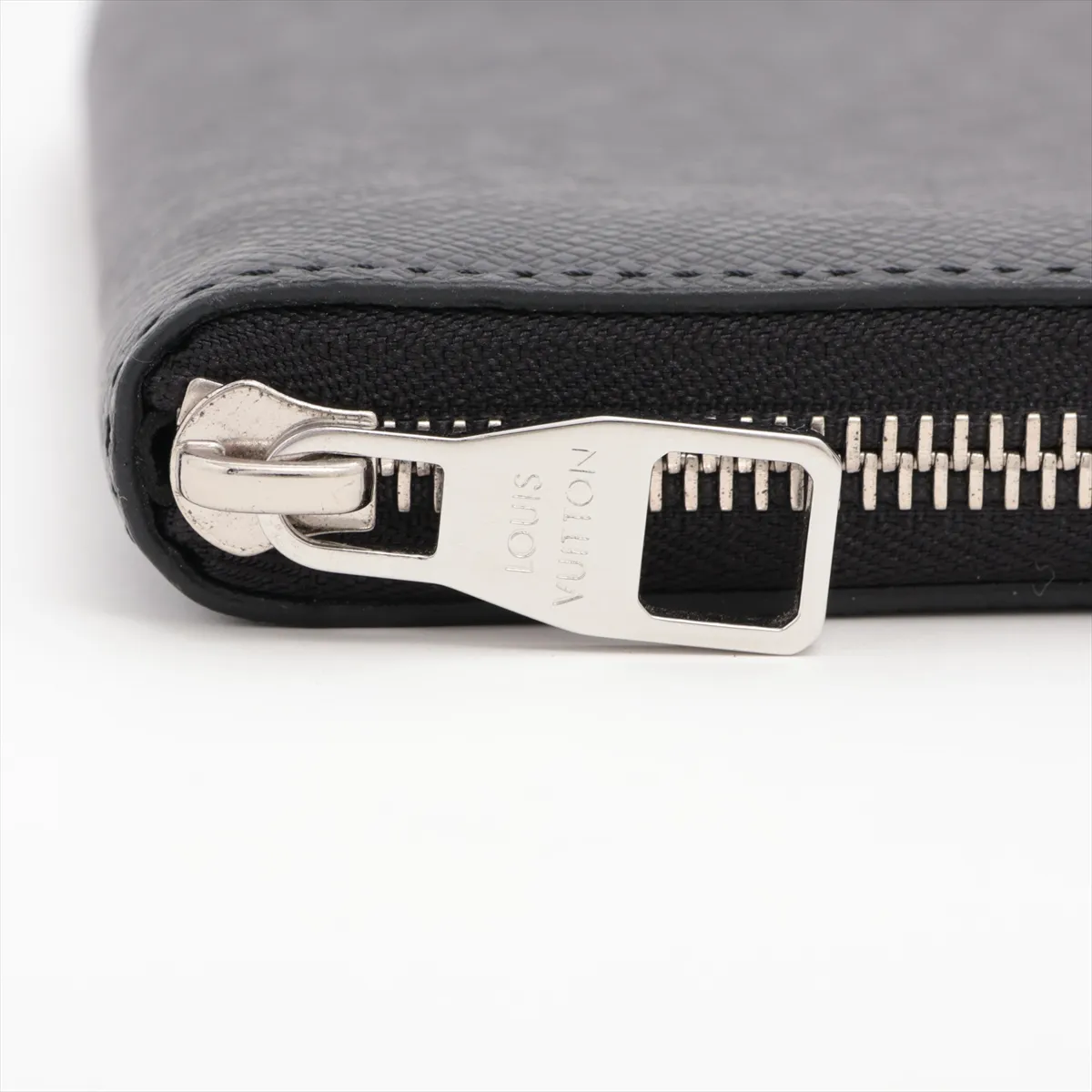 Taiga Zippy Wallet Vertical M30503, serial number unknown, Noir (black), round zip wallet — view 9