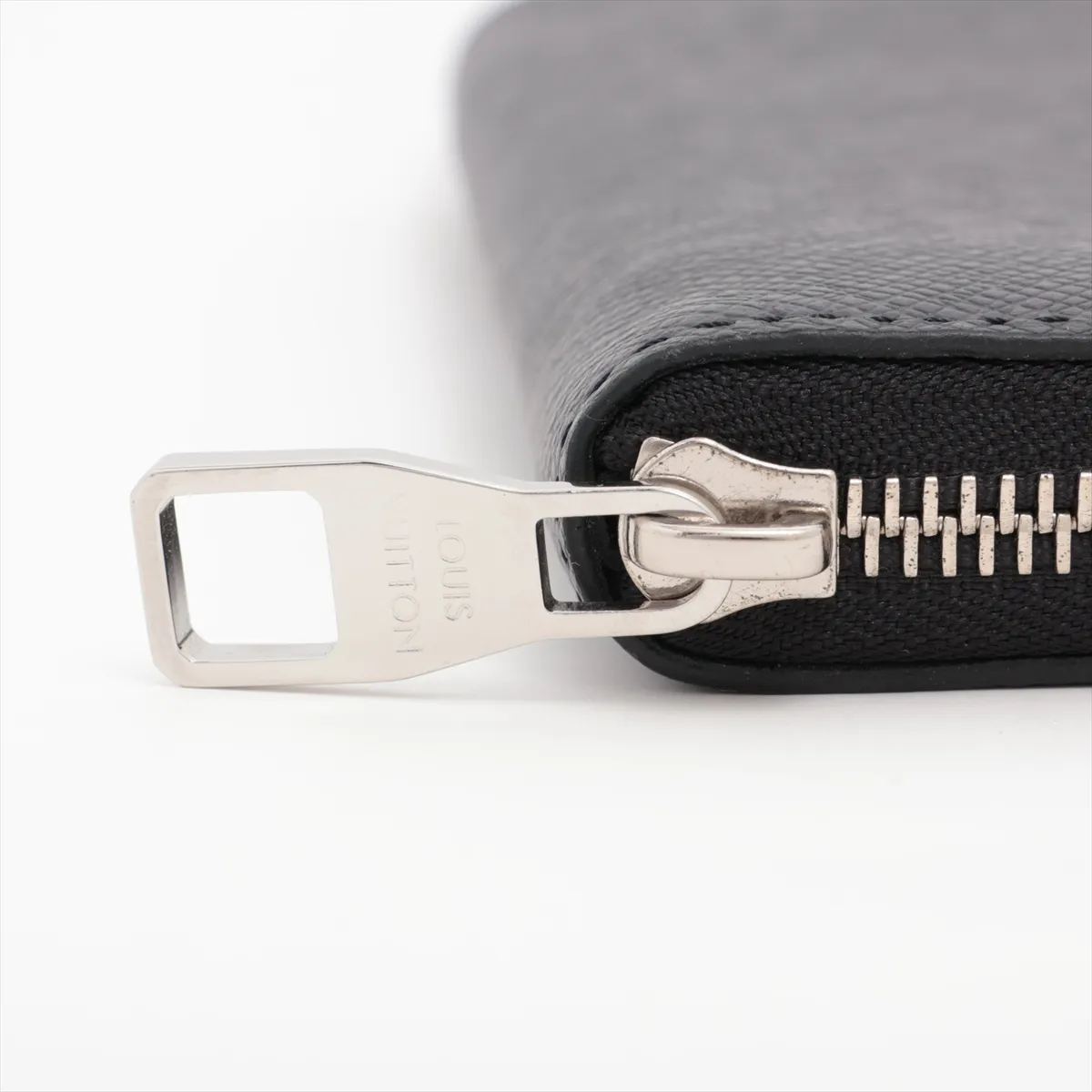 Taiga Zippy Wallet Vertical M30503, serial number unknown, Noir (black), round zip wallet — view 10