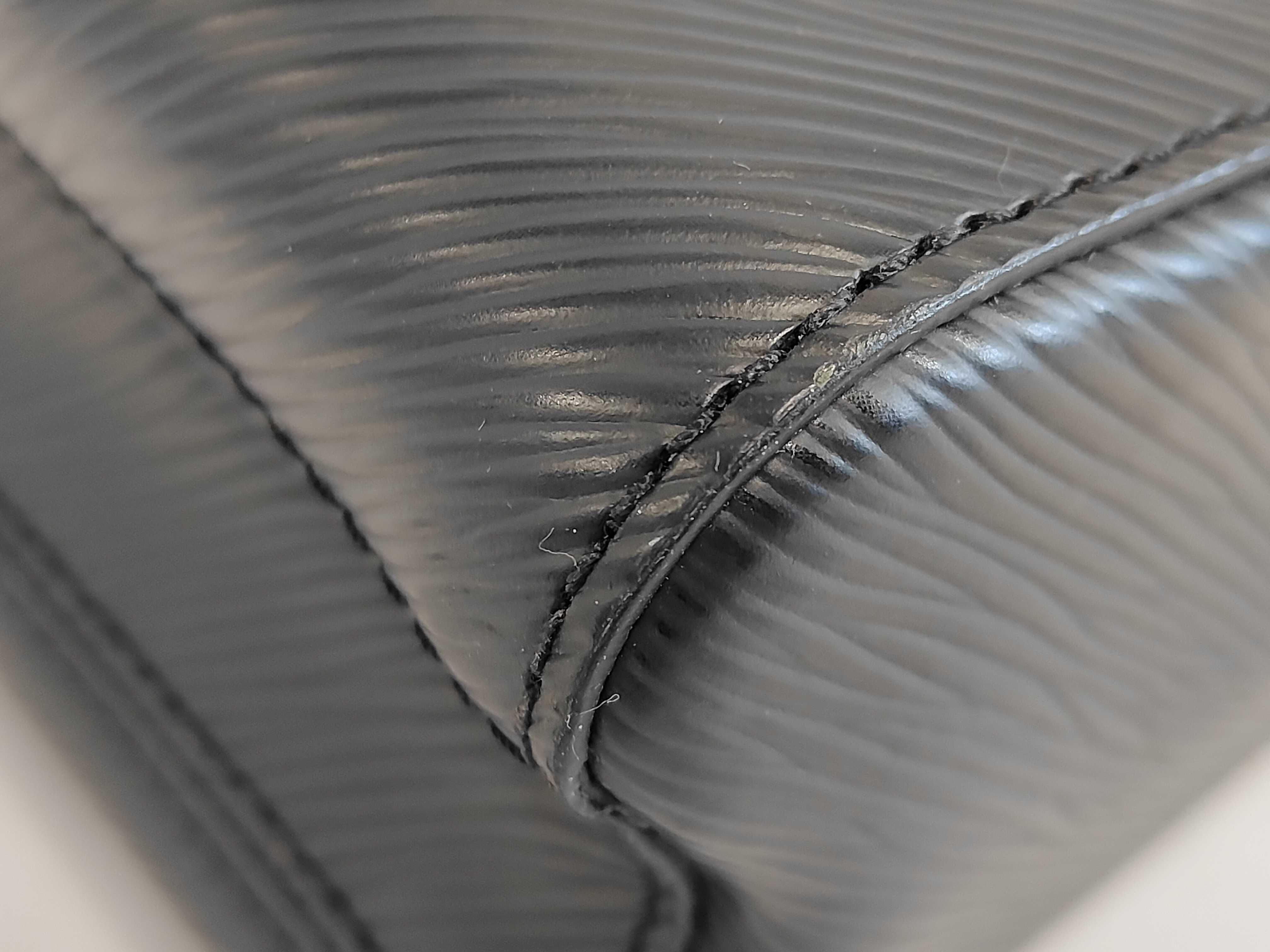 Epi Twist MM Noir Shoulder Bag — view 3